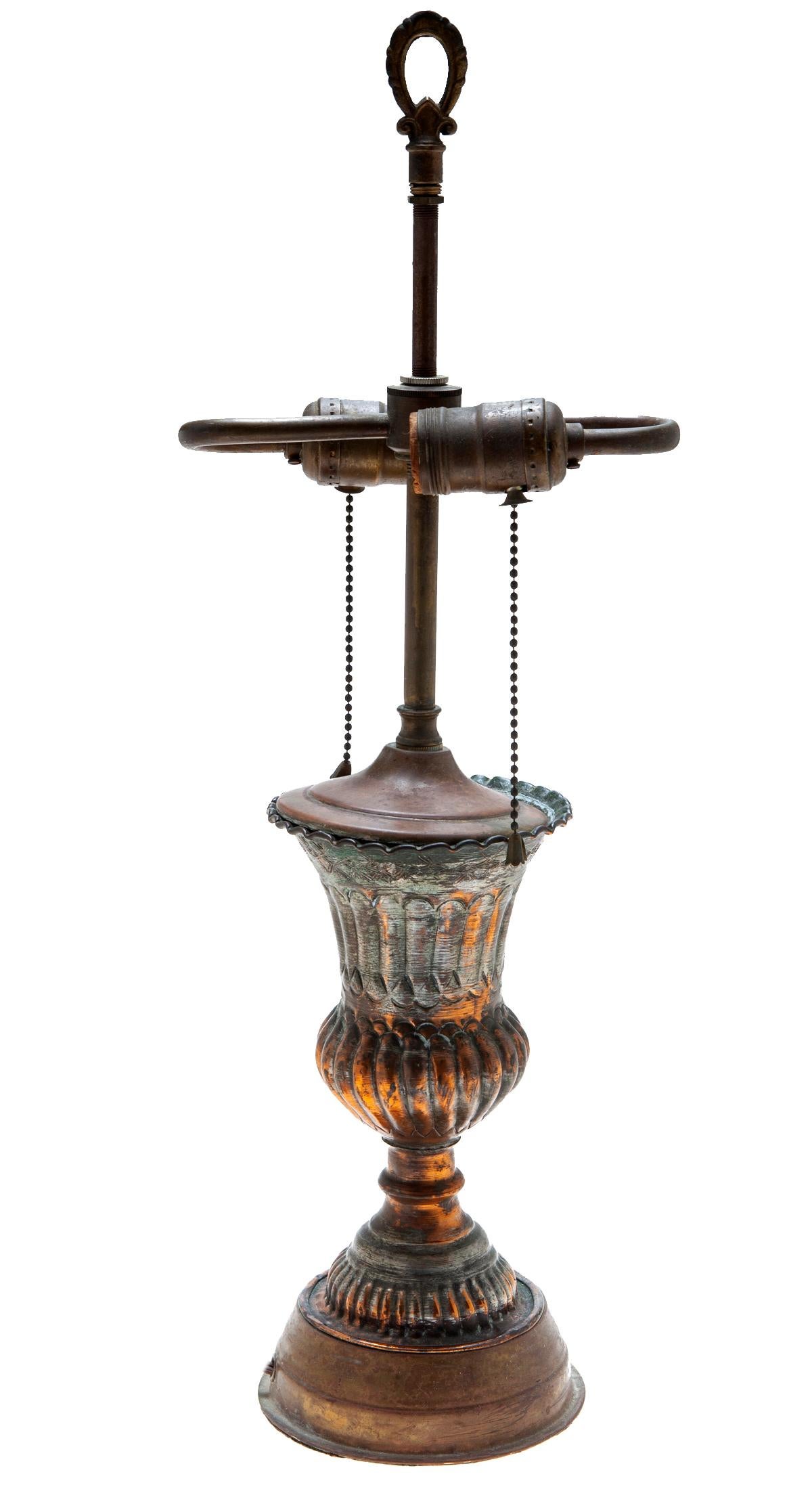 Asiatique Lampe trophée en cuivre du Mid-Eastern en vente