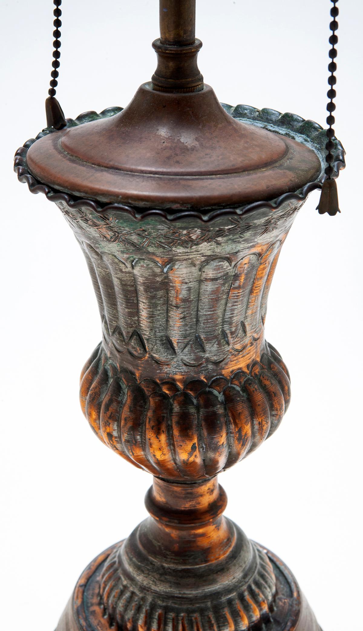 20ième siècle Lampe trophée en cuivre du Mid-Eastern en vente