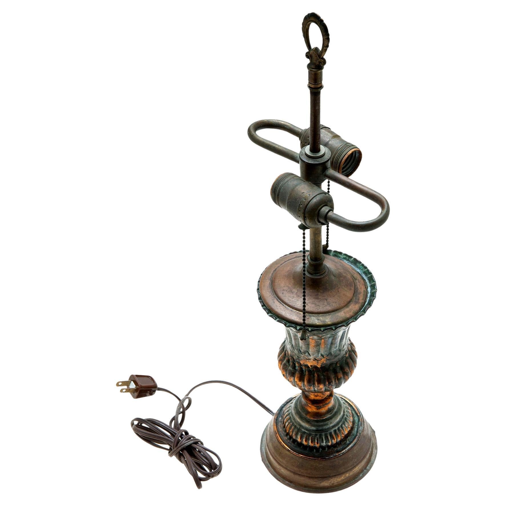 Lampe de table unique fabriquée à partir d'une urne persane en cuivre.
Le luminaire a été restauré et recâblé à l'aide de composants d'époque. 
