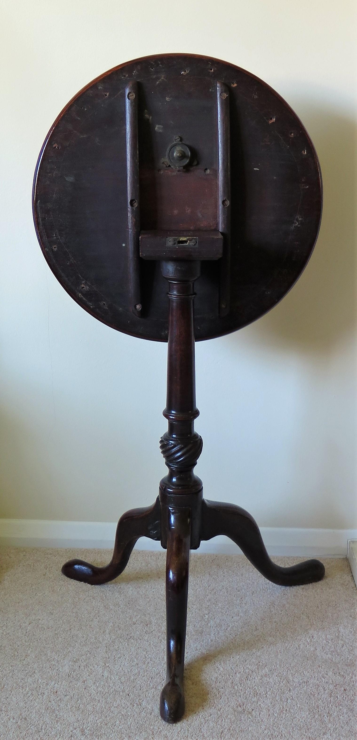 Mid Georgian Solid Walnut Tripod or Wine Table One Piece Tilt Top, circa 1760 For Sale 7