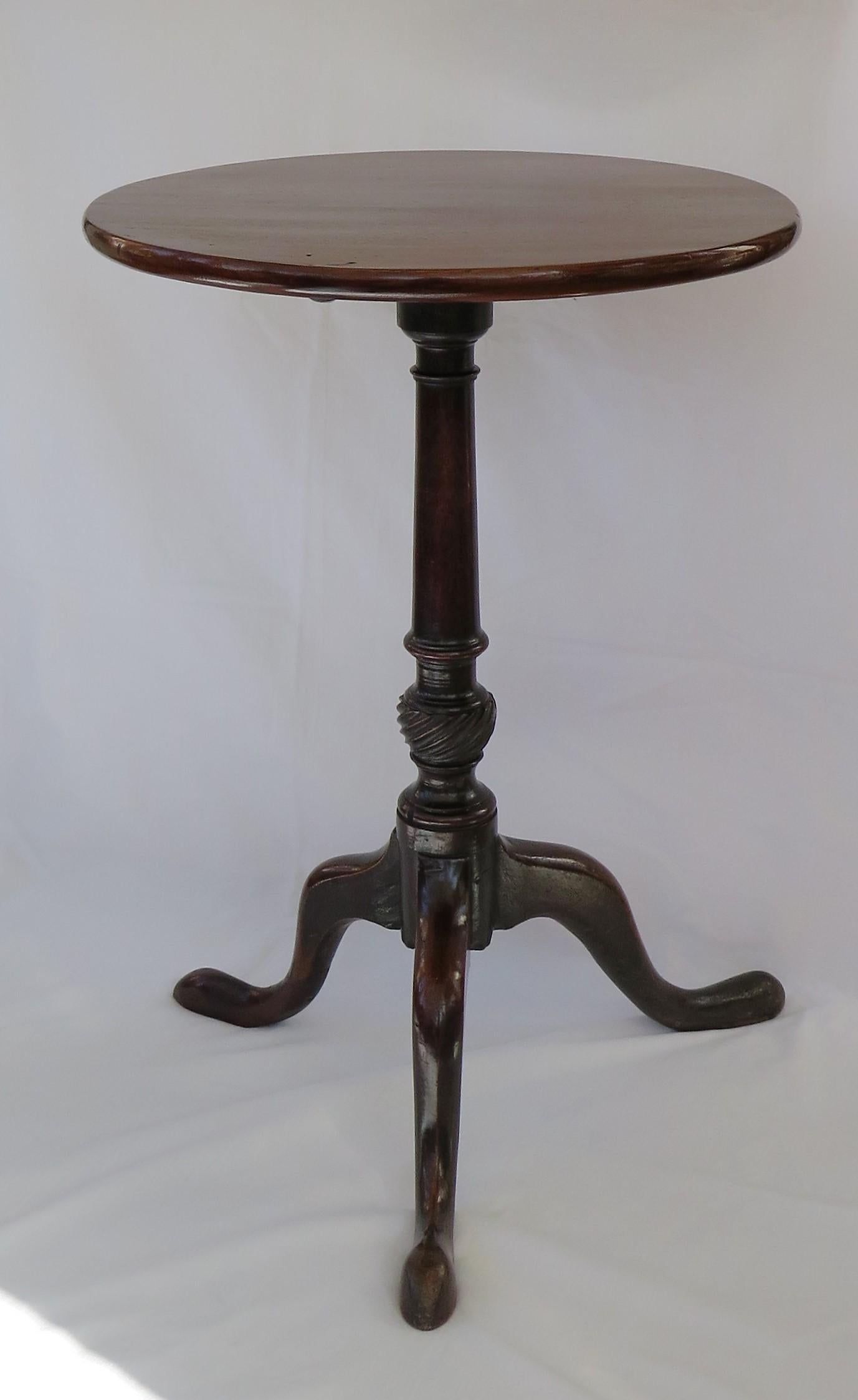 Es handelt sich um einen eleganten und schön proportionierten Dreibein- oder Weintisch aus massivem Hartholz, möglicherweise aus Nussbaum, mit einer kippbaren Platte. Er stammt aus der mittleren georgianischen Chippendale-Periode, um 1760.

Die