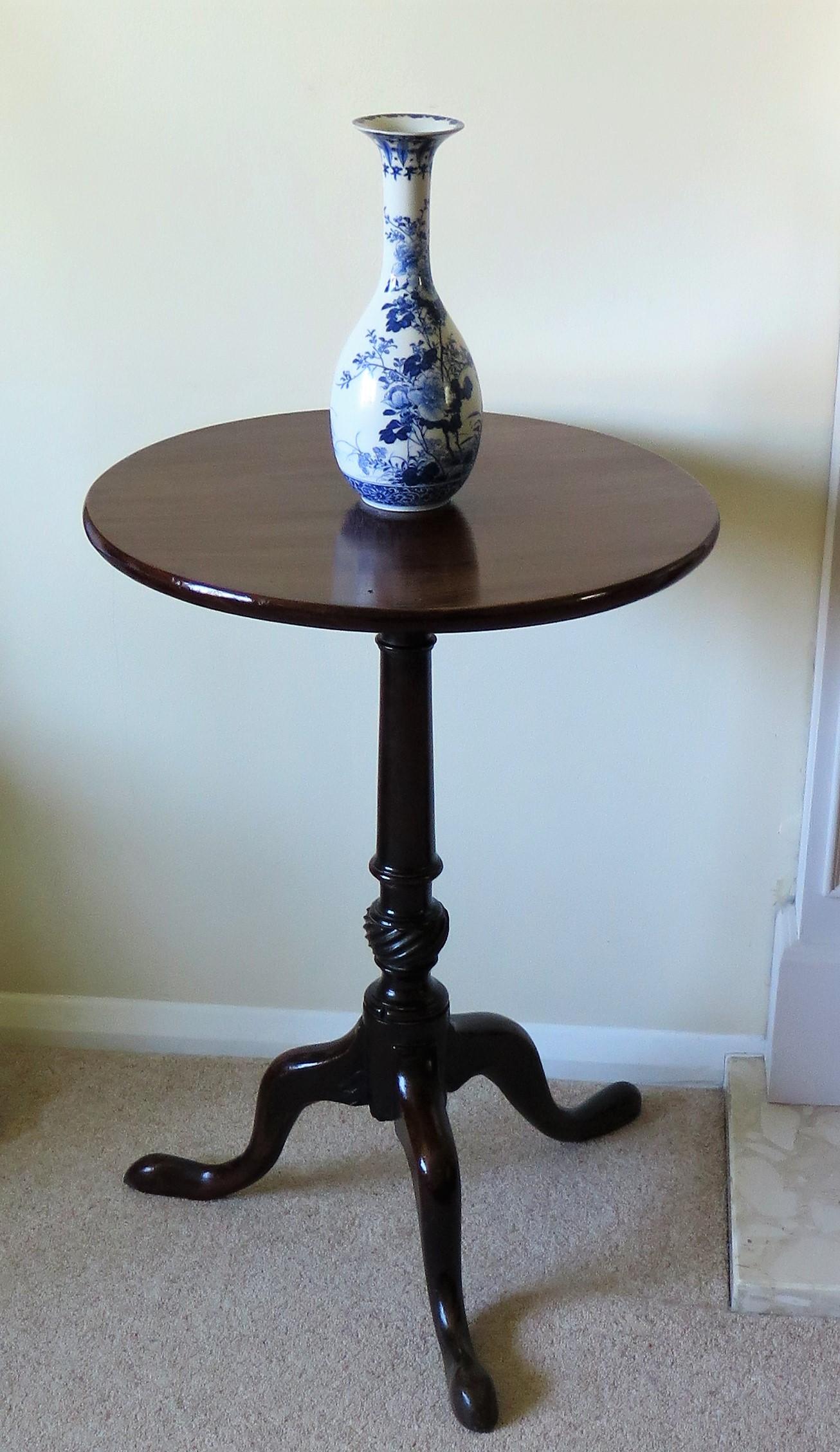 Mid Georgian Solid Walnut Tripod or Wine Table One Piece Tilt Top, circa 1760 For Sale 12