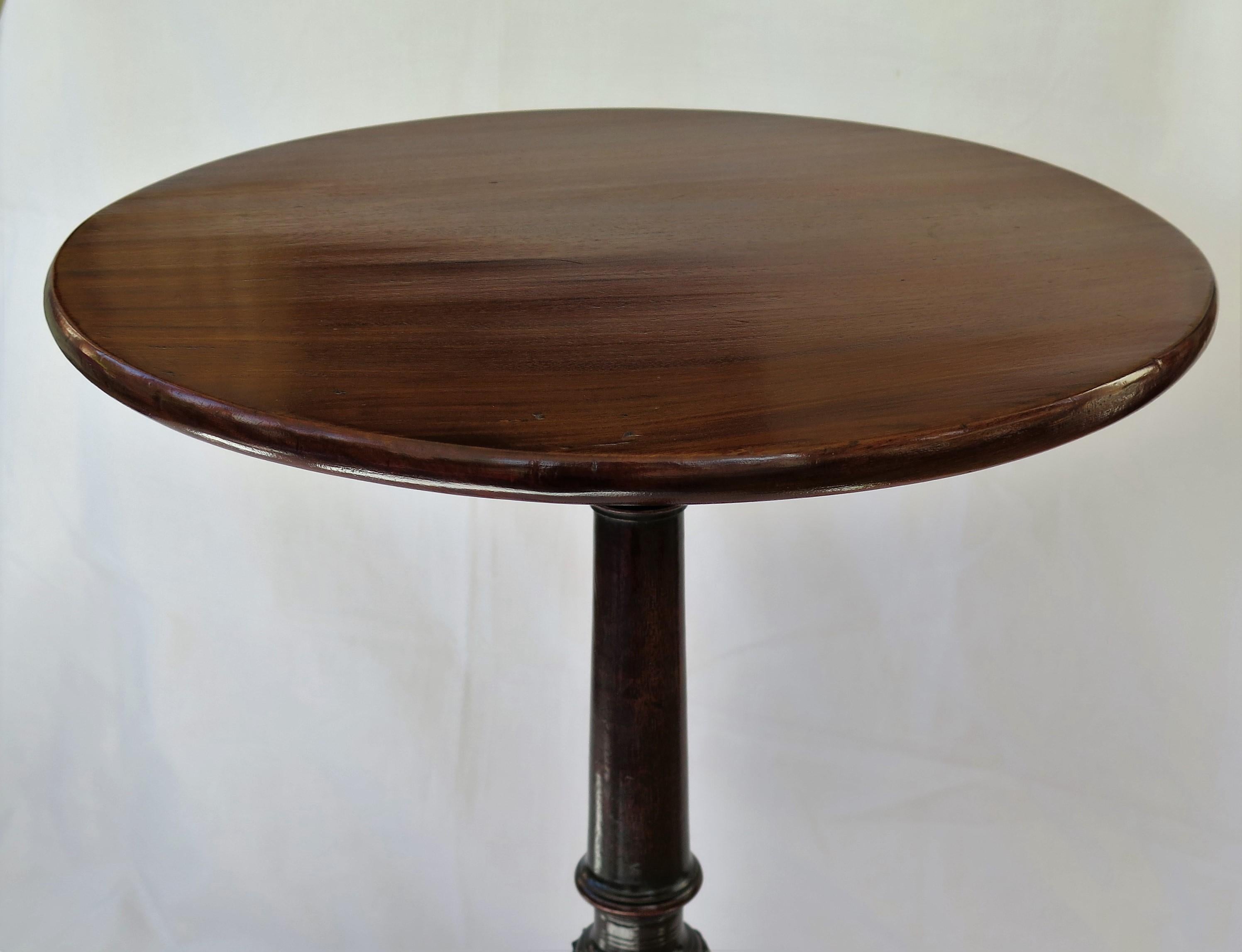 Hand-Crafted Mid Georgian Solid Walnut Tripod or Wine Table One Piece Tilt Top, circa 1760 For Sale