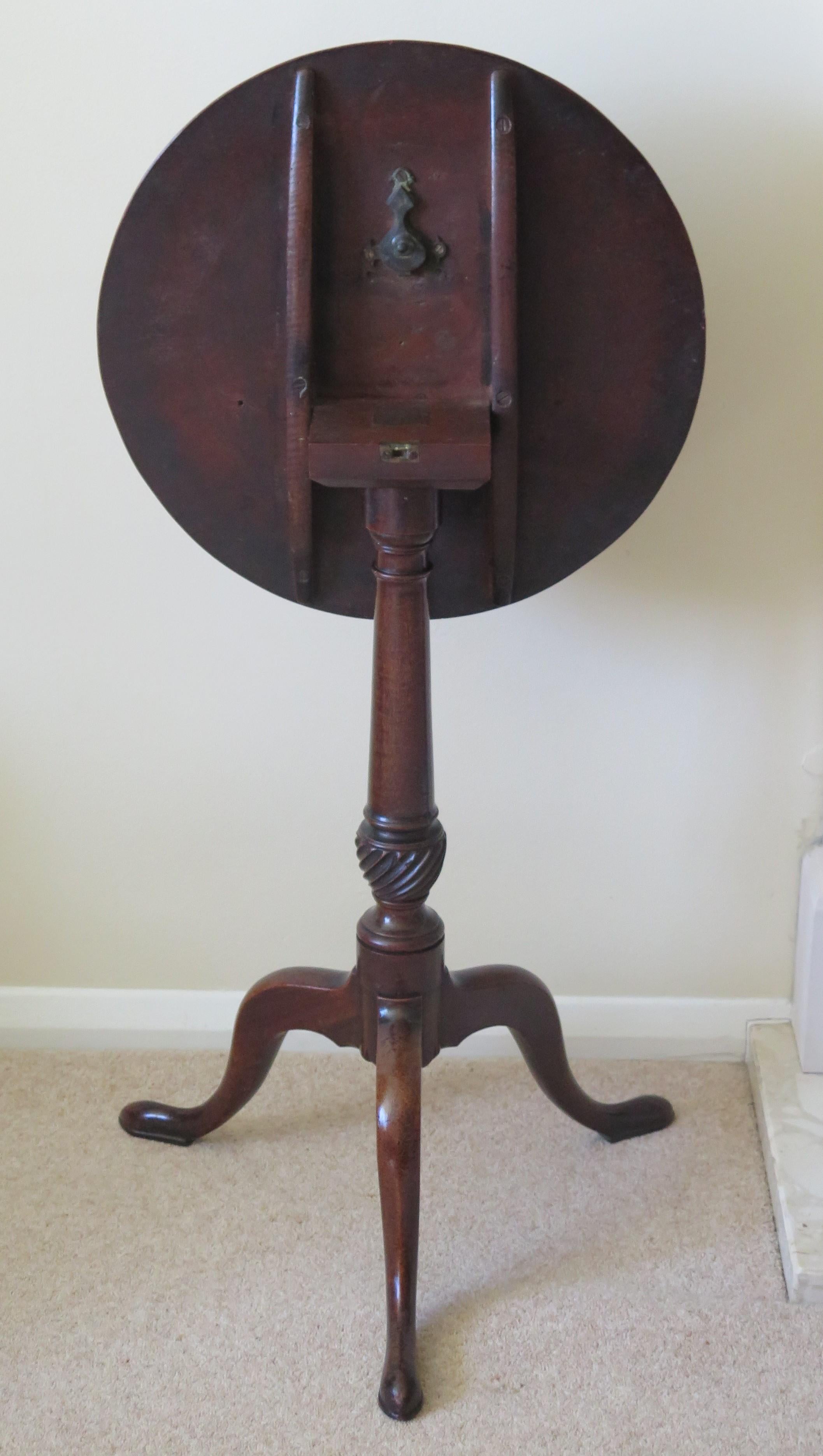 Mid Georgian Solid Walnut Wine or Tripod Table One Piece Tilt Top, circa 1760 For Sale 2