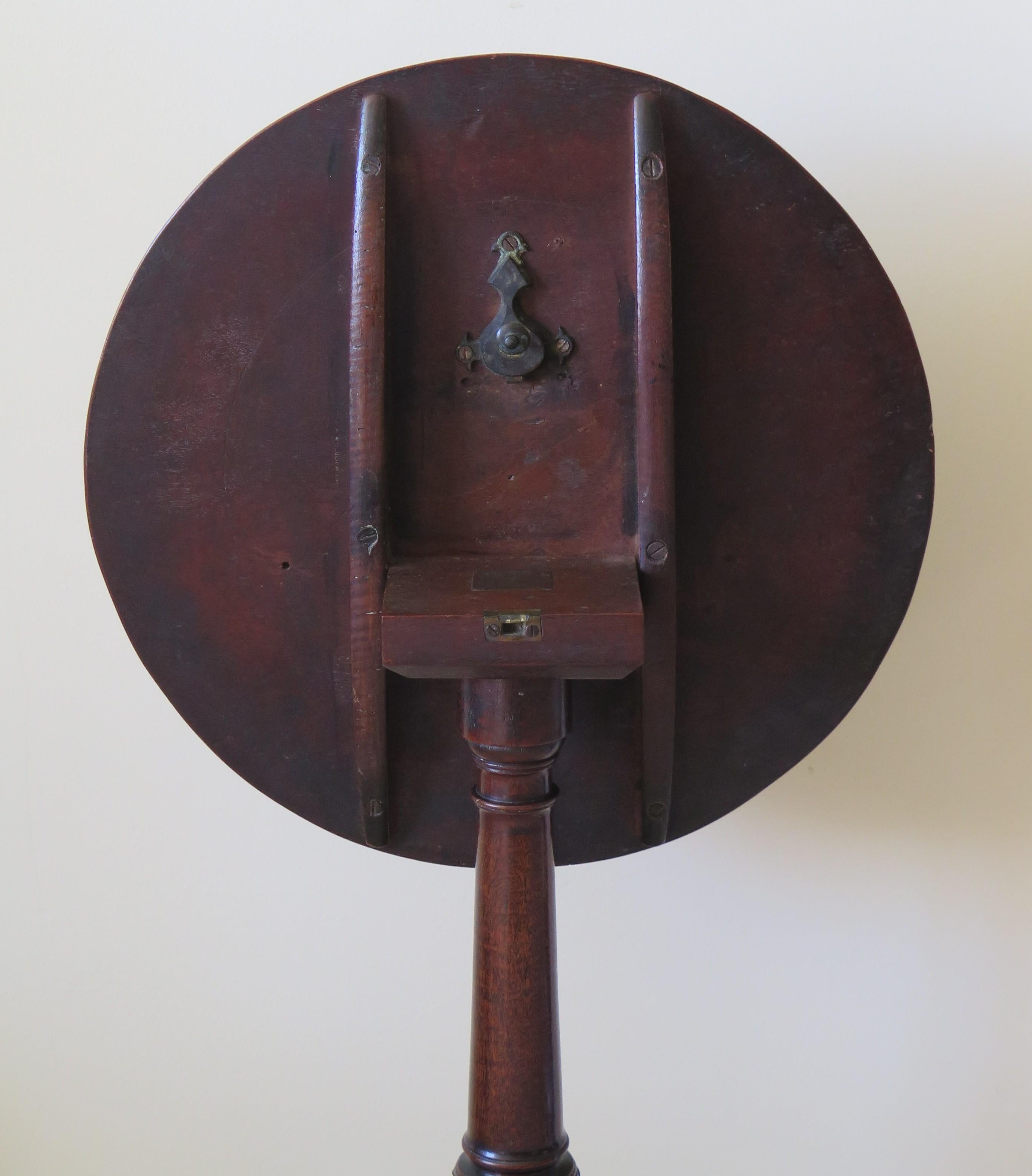 Mid Georgian Solid Walnut Wine or Tripod Table One Piece Tilt Top, circa 1760 For Sale 4