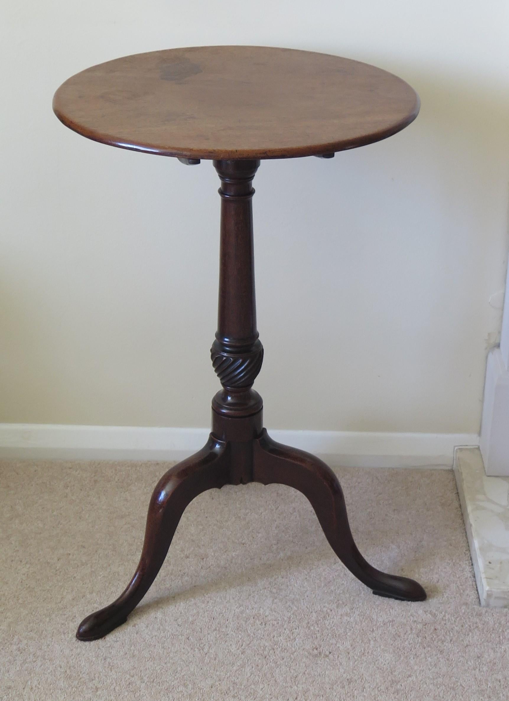 Il s'agit d'une table tripode ou table à vin en bois dur massif, élégante et magnifiquement proportionnée, avec un plateau inclinable, datant de la période Chippendale du milieu de l'époque géorgienne, vers 1760.

Le plateau circulaire est fait
