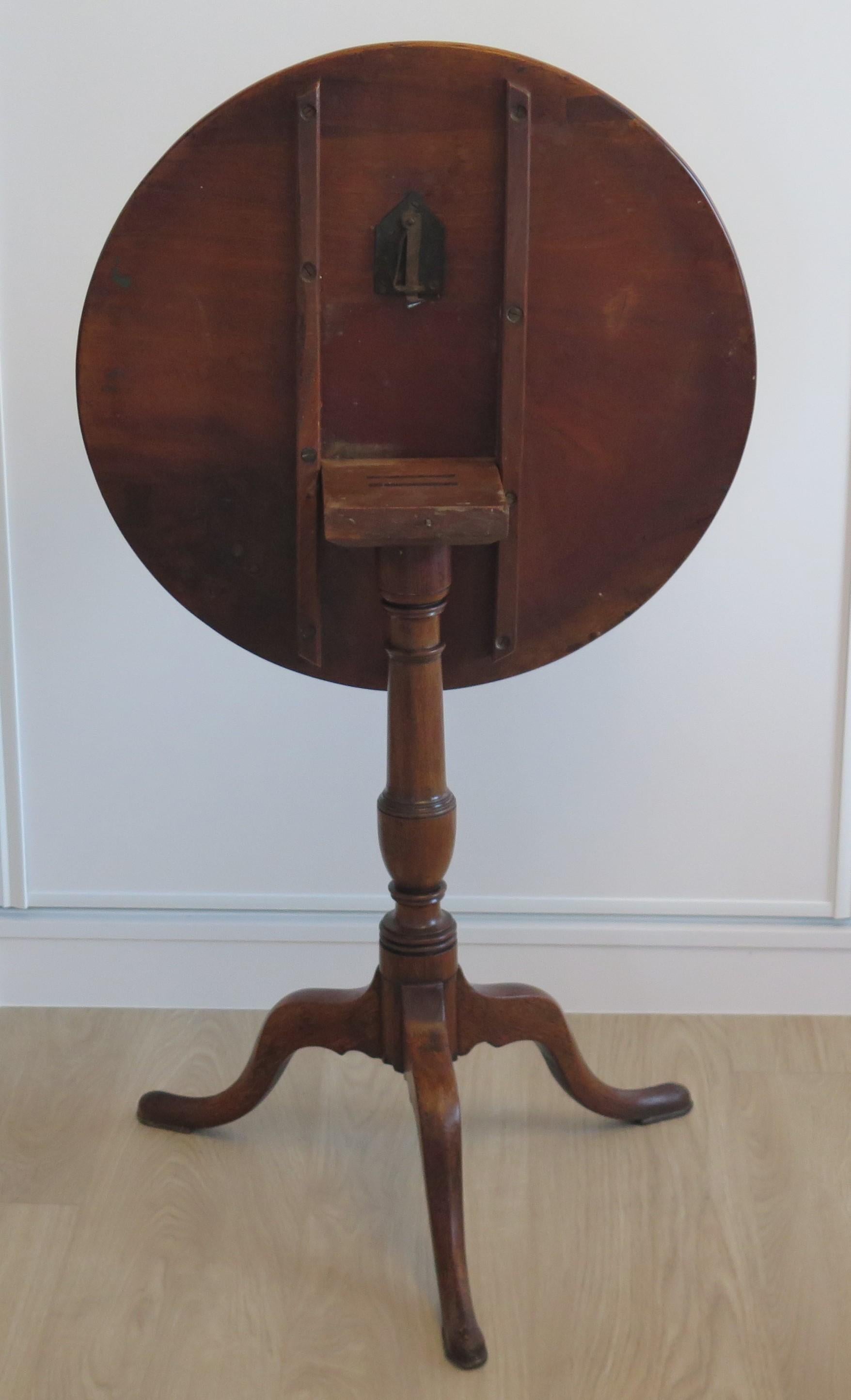 Mittelgeorgianischer massiver Nussbaum Wein- oder Dreibein-Tisch Tilt Top Vase Stem, um 1760 im Angebot 10