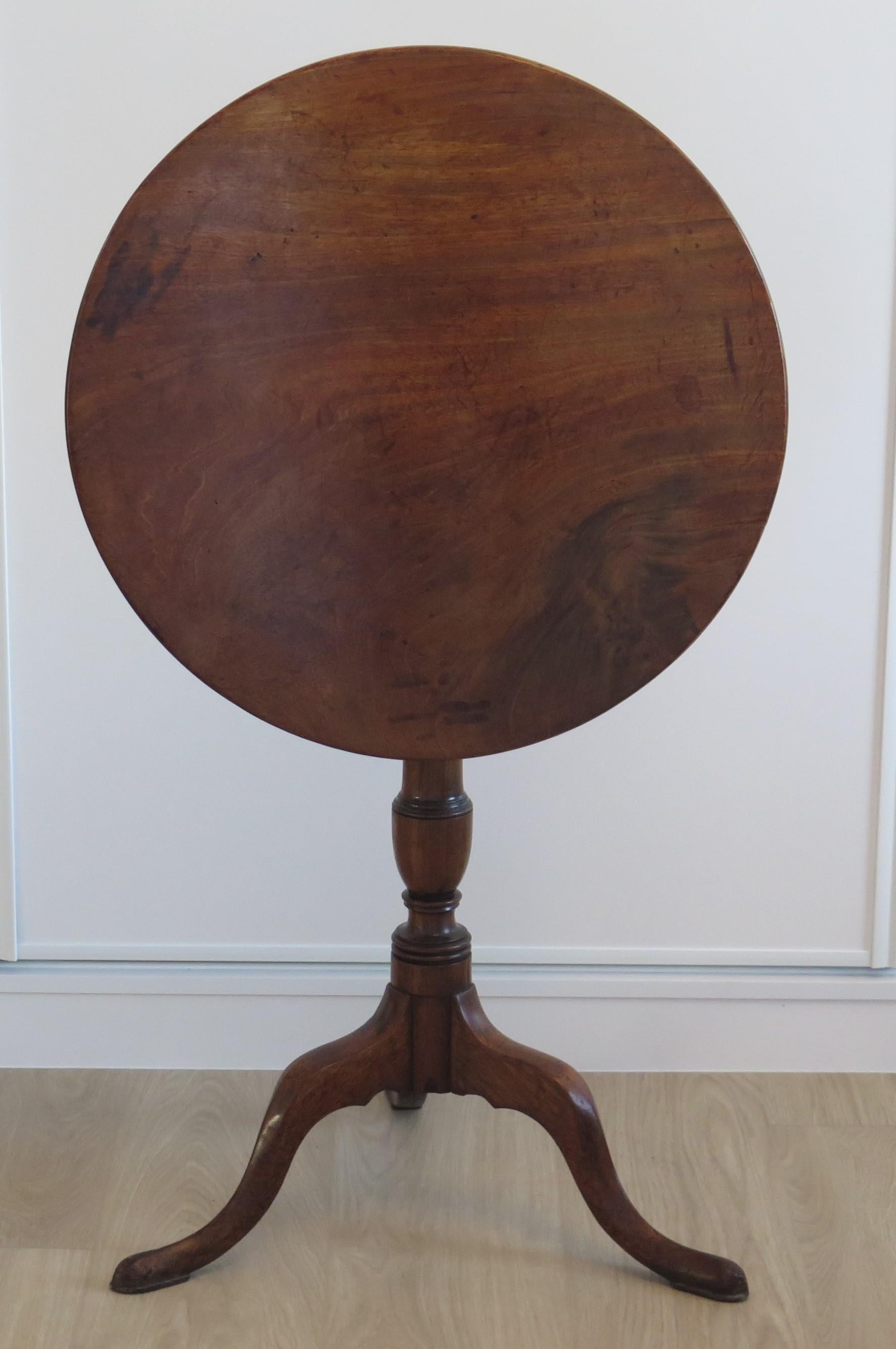 Dies ist ein eleganter und schön proportionierter Tisch aus massivem Hartholz, ein Dreibein-Tisch oder ein Weintisch mit einer kippbaren Platte und stammt aus der mittleren georgianischen Chippendale-Periode, um 1760.

Die runde Platte ist aus