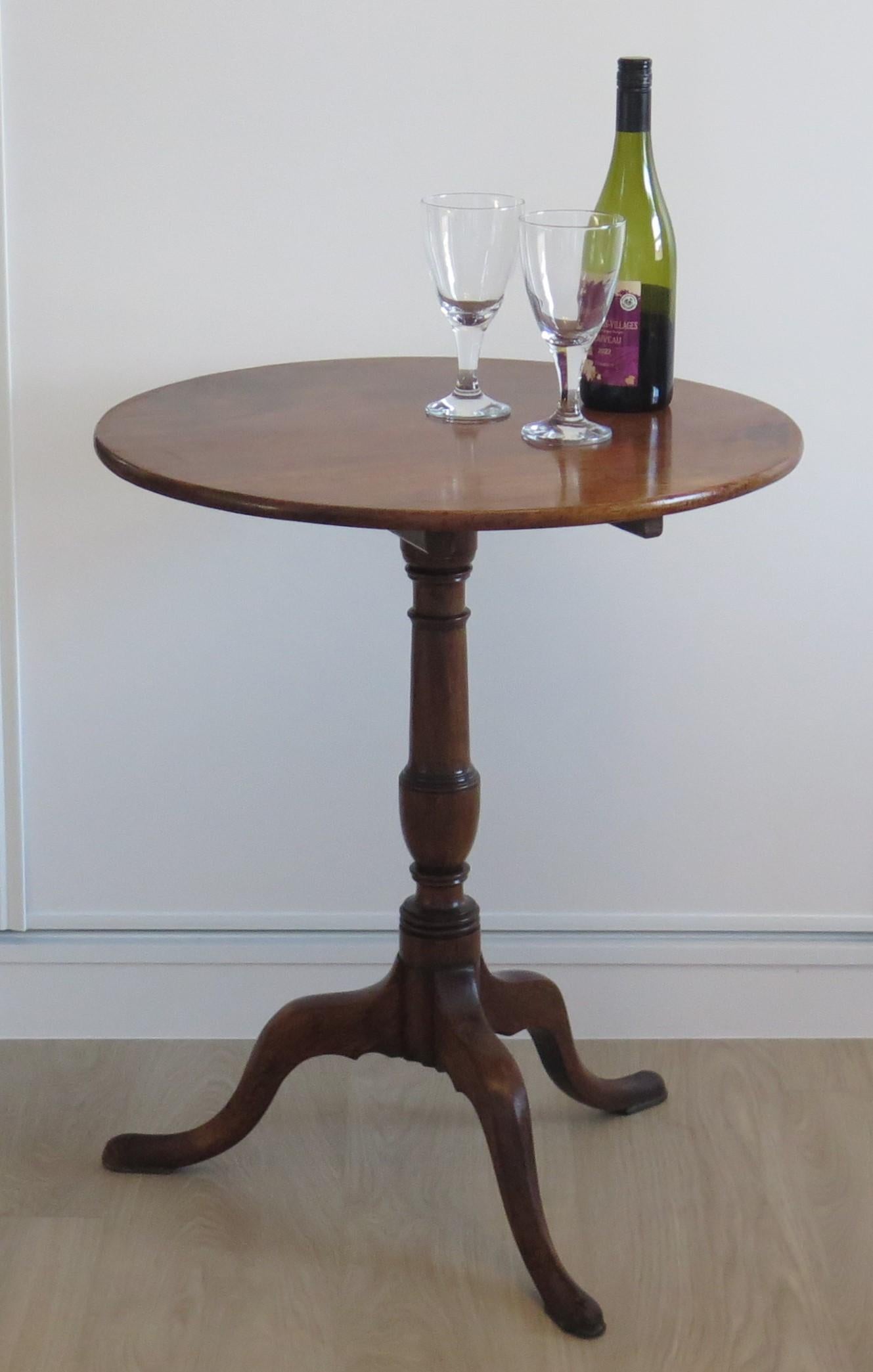 Mittelgeorgianischer massiver Nussbaum Wein- oder Dreibein-Tisch Tilt Top Vase Stem, um 1760 im Angebot 12