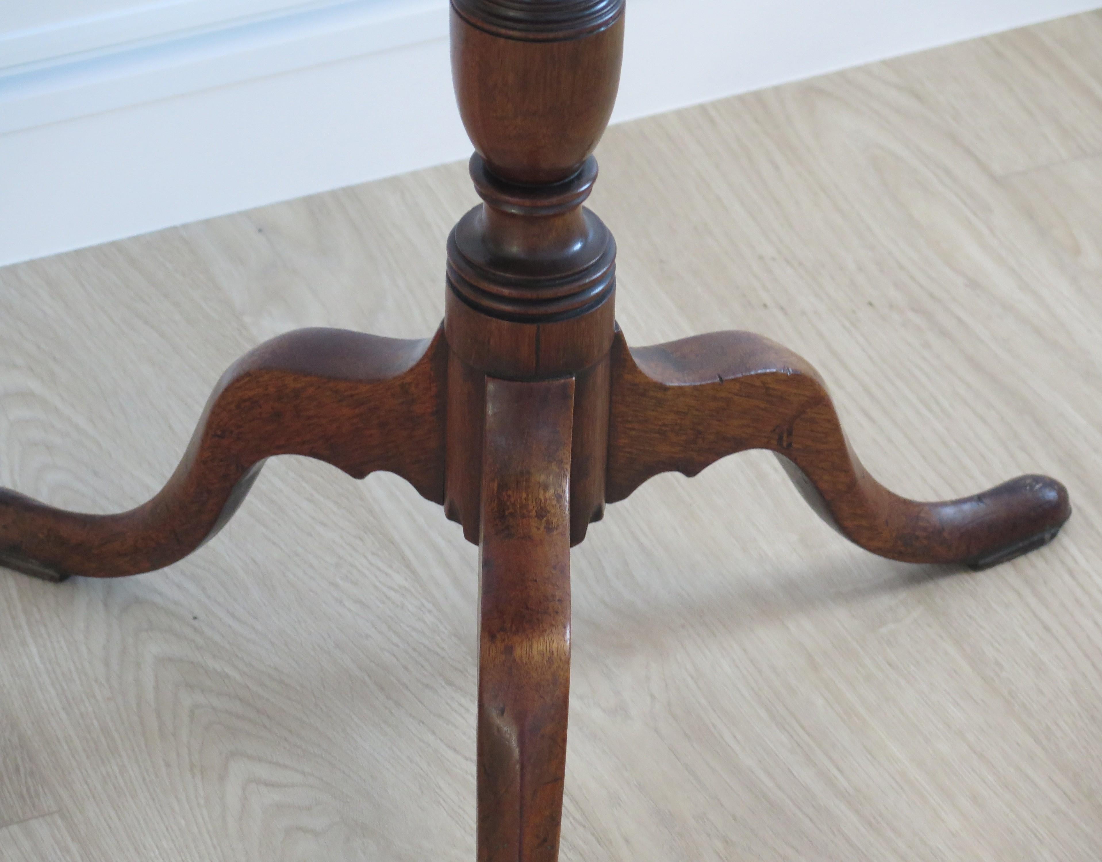 Mid-Georgian Solid Walnut Wine or Tripod Table Tilt Top Vase Stem, circa 1760 In Good Condition For Sale In Lincoln, Lincolnshire