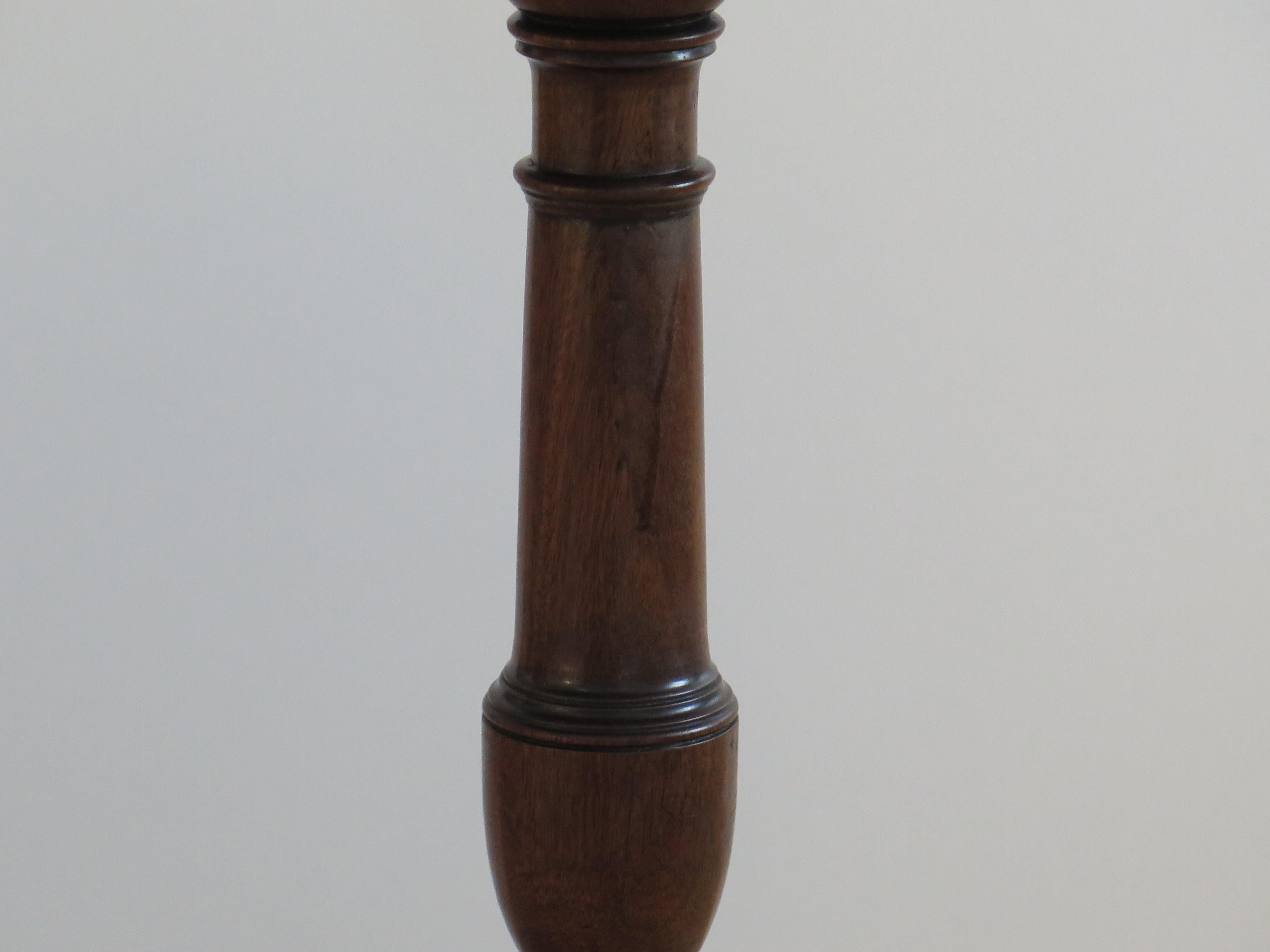 Mid-Georgian Solid Walnut Wine or Tripod Table Tilt Top Vase Stem, circa 1760 For Sale 1