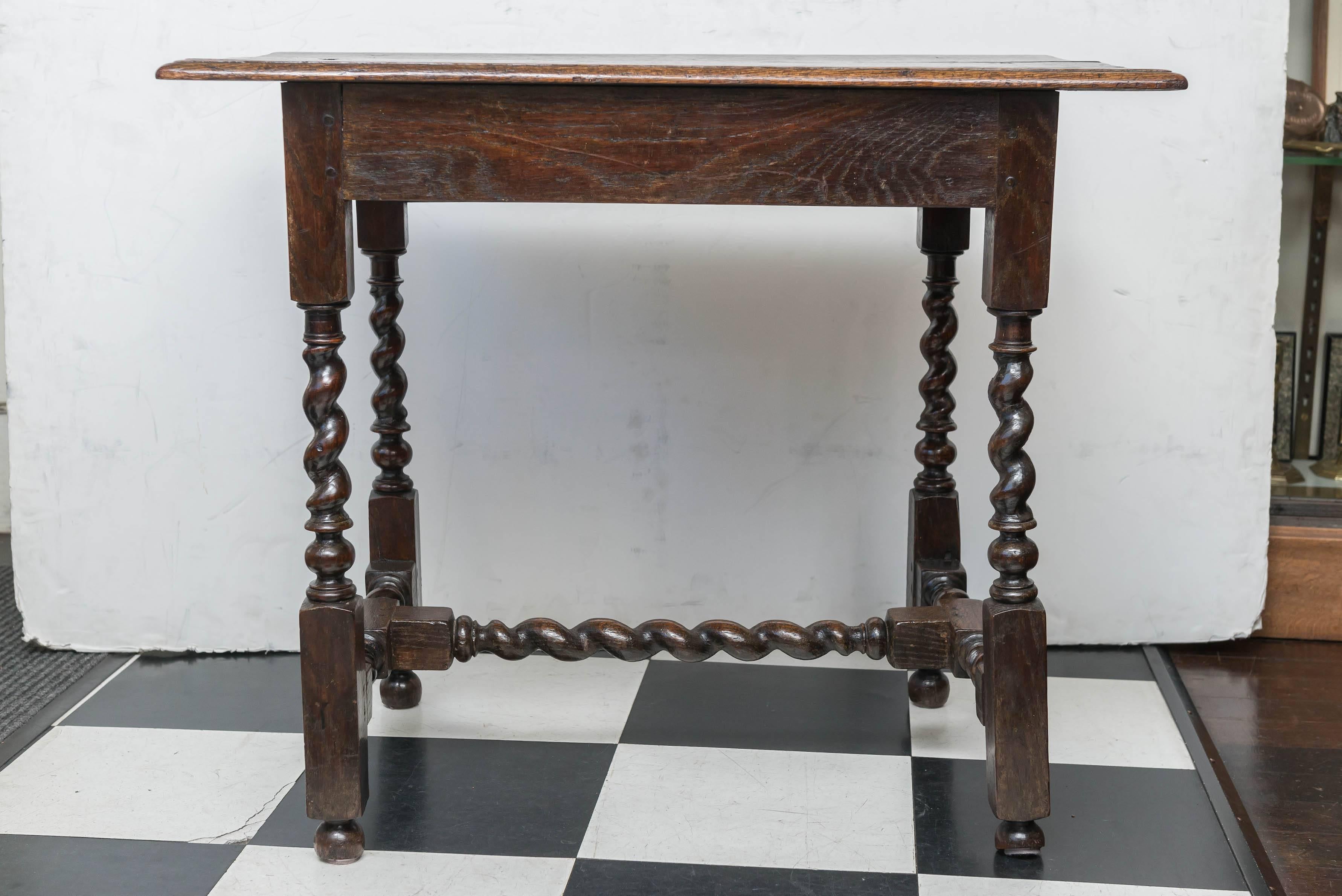Mid-Georgian Twist Turned Oak Side or Sofa Table, Good Scale, circa 1750 In Distressed Condition In San Francisco, CA