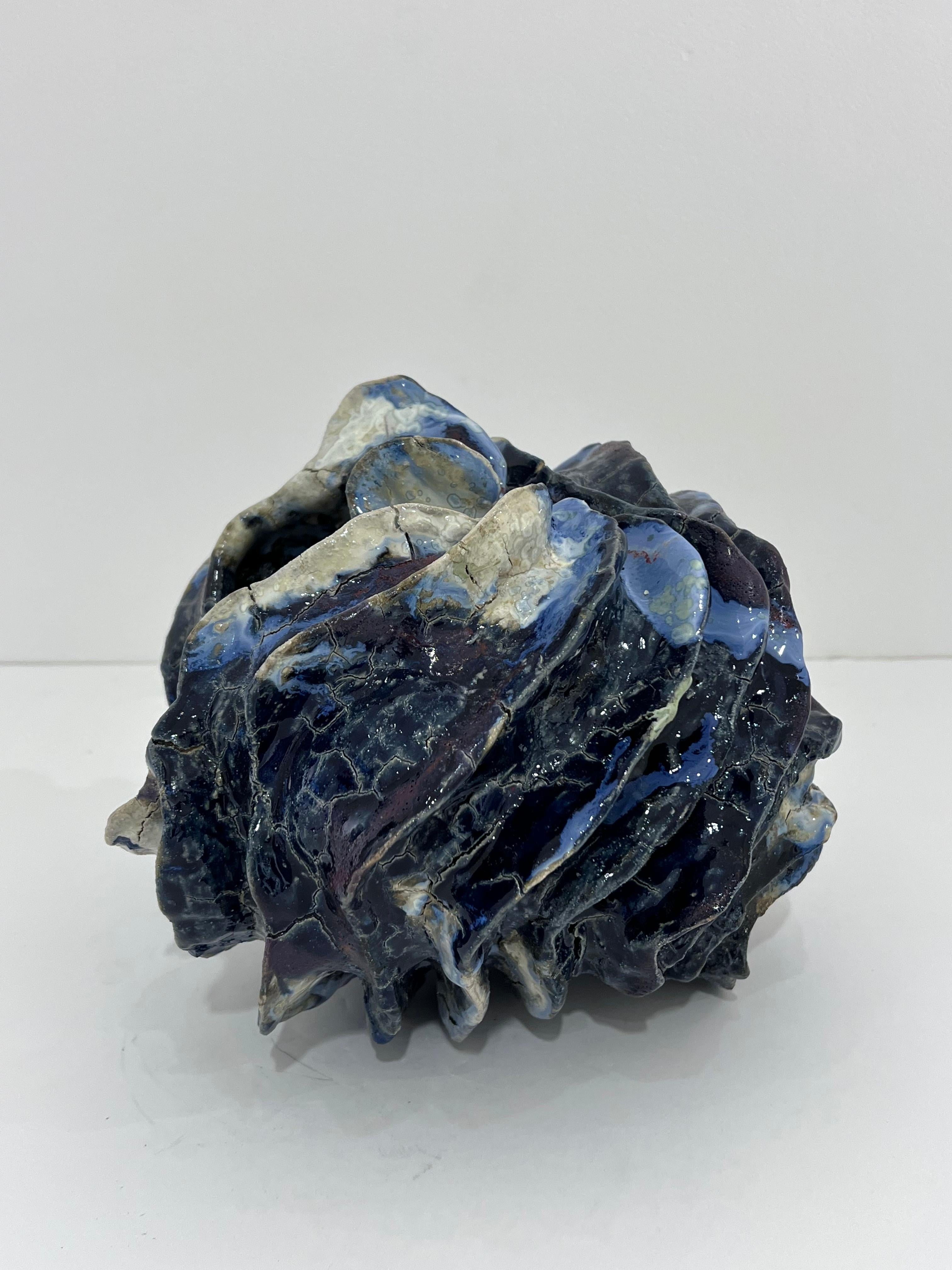 Vaso scultoreo in ceramica smaltata media del ceramista danese contemporaneo Henrik Folsgaard. Il suo lavoro ricorda l'artista americano George Ohr, il cui lavoro è stato considerato un primo esempio di ceramica espressionista astratta.
*Vaso di
