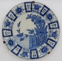 Piatto da portata olandese in stile Delft, blu e bianco, con motivi floreali, della metà-fine del XVIII secolo
