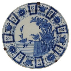 Piatto da portata olandese in stile Delft, blu e bianco, con motivi floreali, della metà-fine del XVIII secolo