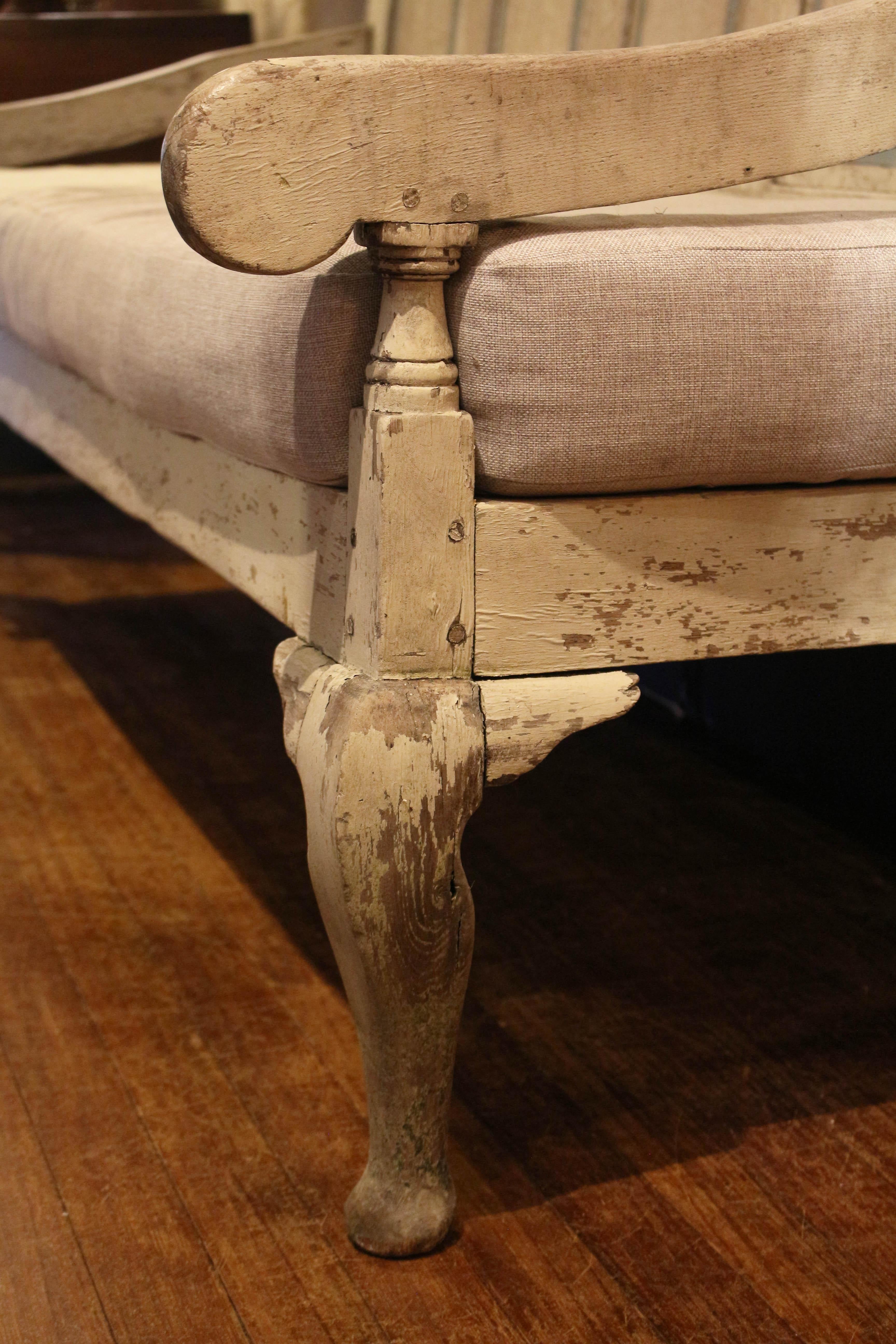 Molded Mid-Late 18th Century English Painted Settle For Sale
