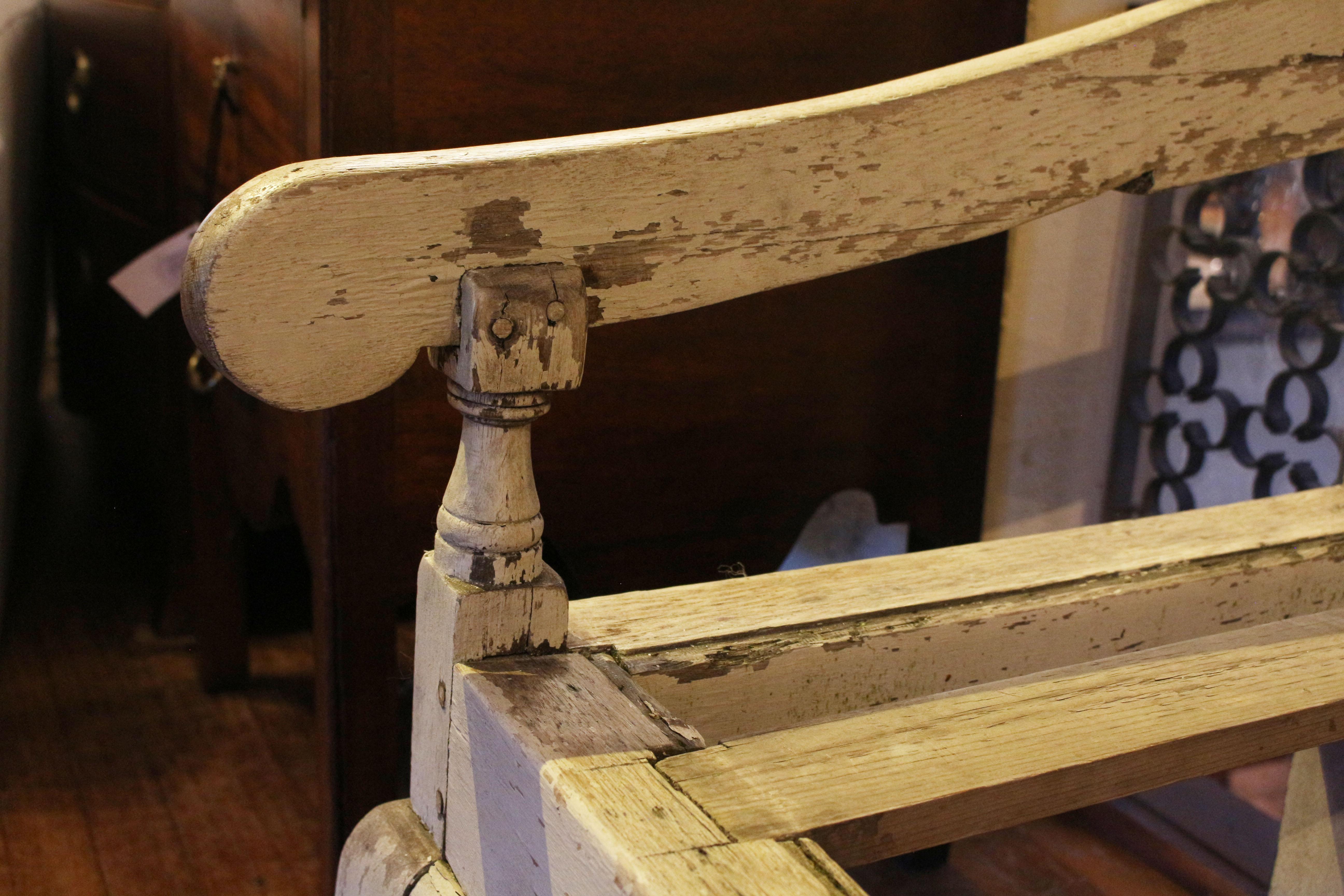 Mid-Late 18th Century English Painted Settle In Good Condition For Sale In Chapel Hill, NC