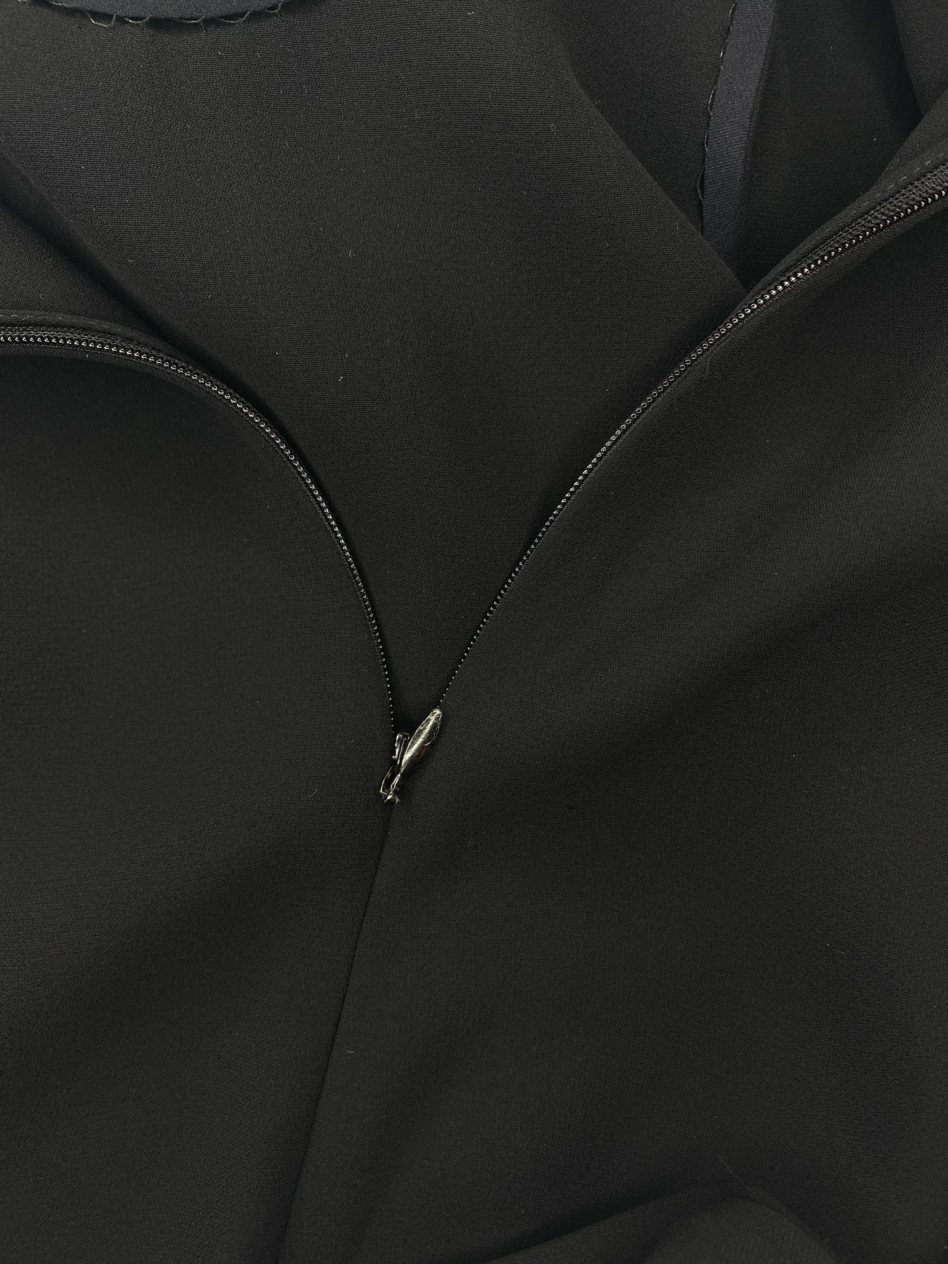 Mediados-finales de los 90 Gianni Versace Couture Bata negra con dobladillo caído y corte al bies LBD en venta 2