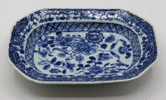 Plato o fuente pequeña de exportación china azul y blanca de mediados del siglo XIX