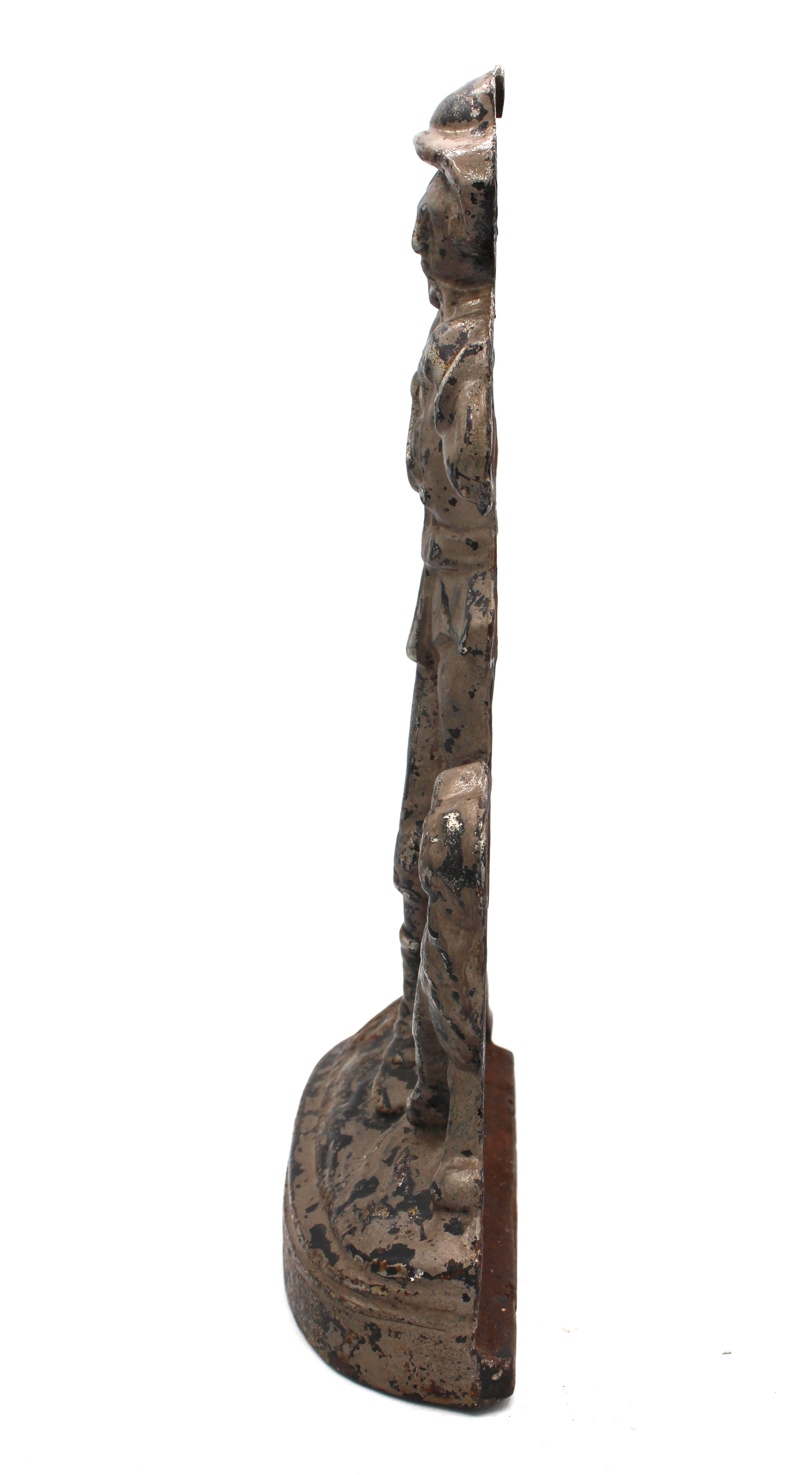 Fermaporta inglese in ghisa con cane e boscaiolo, metà tardo XIX secolo. Ben calato nel ruolo: ha un'ascia e fuma la pipa mentre il suo cane è attento al suo fianco. Vernice originale e usurata.
H. H. 13,25