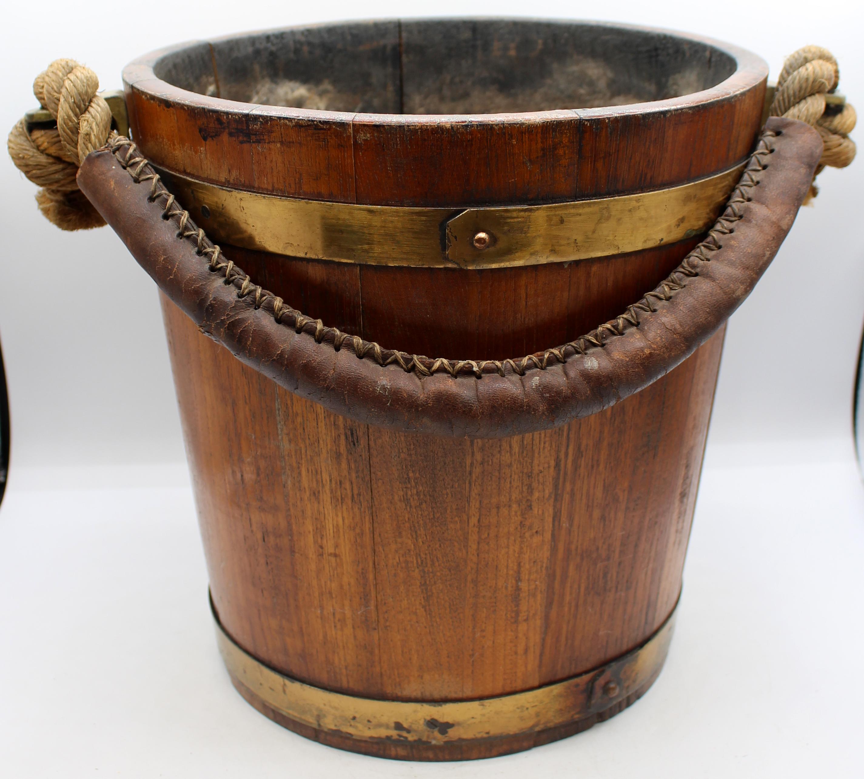 Secchio da fuoco in legno e ottone della metà del XIX secolo.  Un esempio particolarmente buono con le insegne reali. Costruzione a doghe con rilegature in ottone pesante. Manico in corda con rivestimento in pelle. Buone condizioni date dall'età e