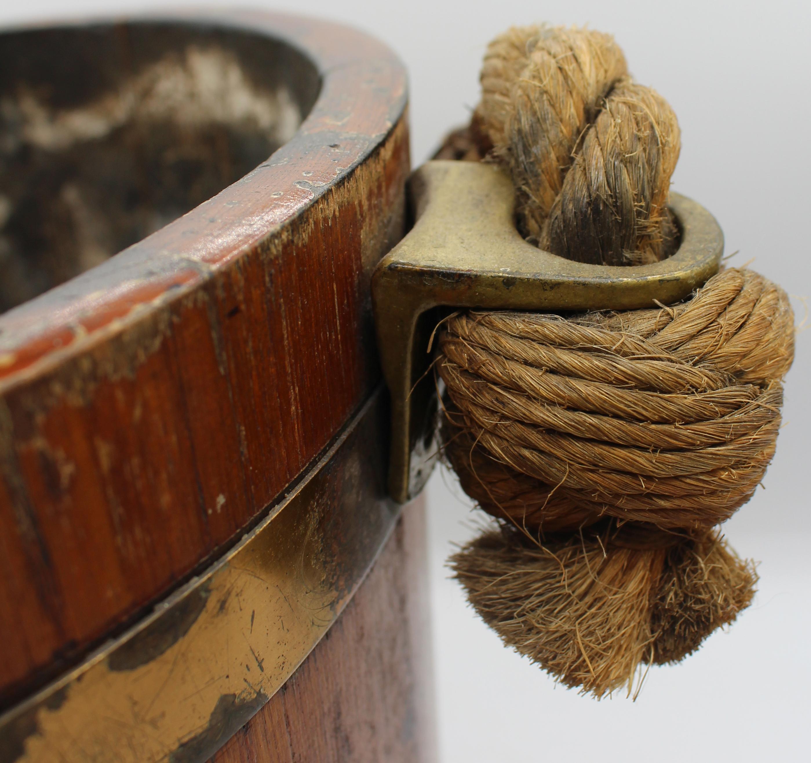 Ottone Secchio da fuoco inglese in legno e ottone della metà del XIX secolo in vendita