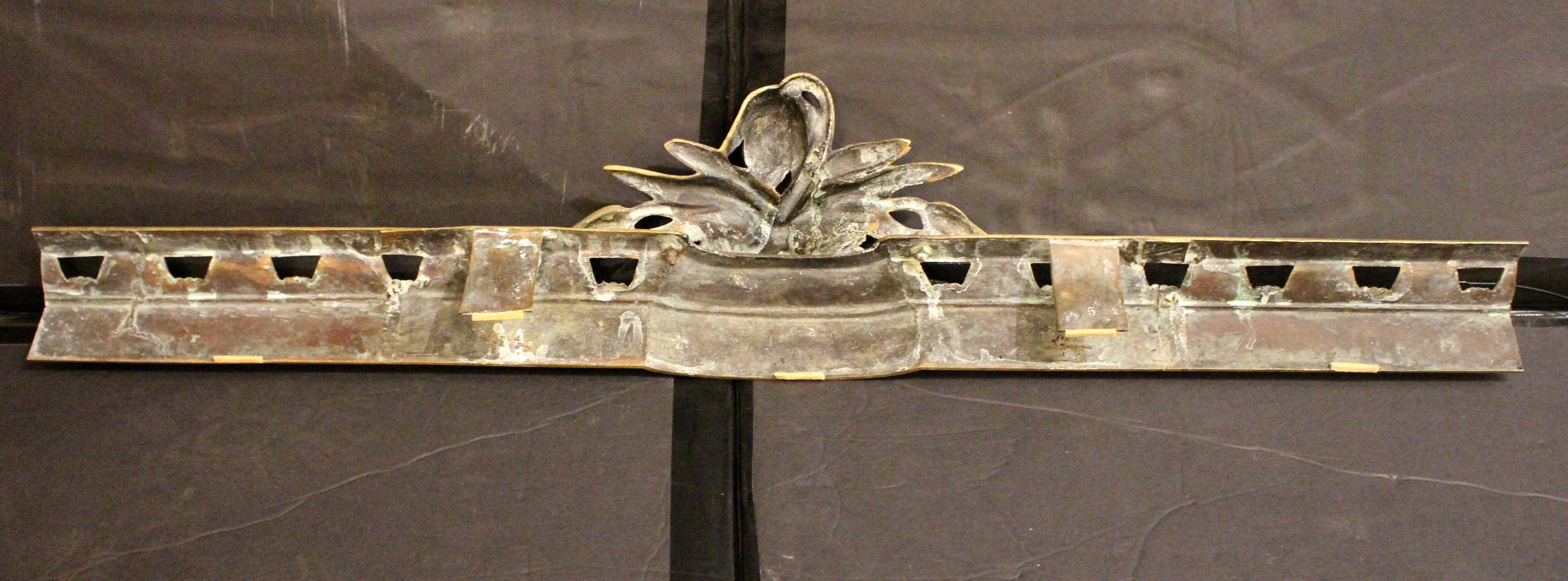 Mid-late 19th century bronze chenet rail, French. Rococo revival floral & leaf motifs. Ideal to decorate a bookshelf, hearth, etc.
30 7/8
