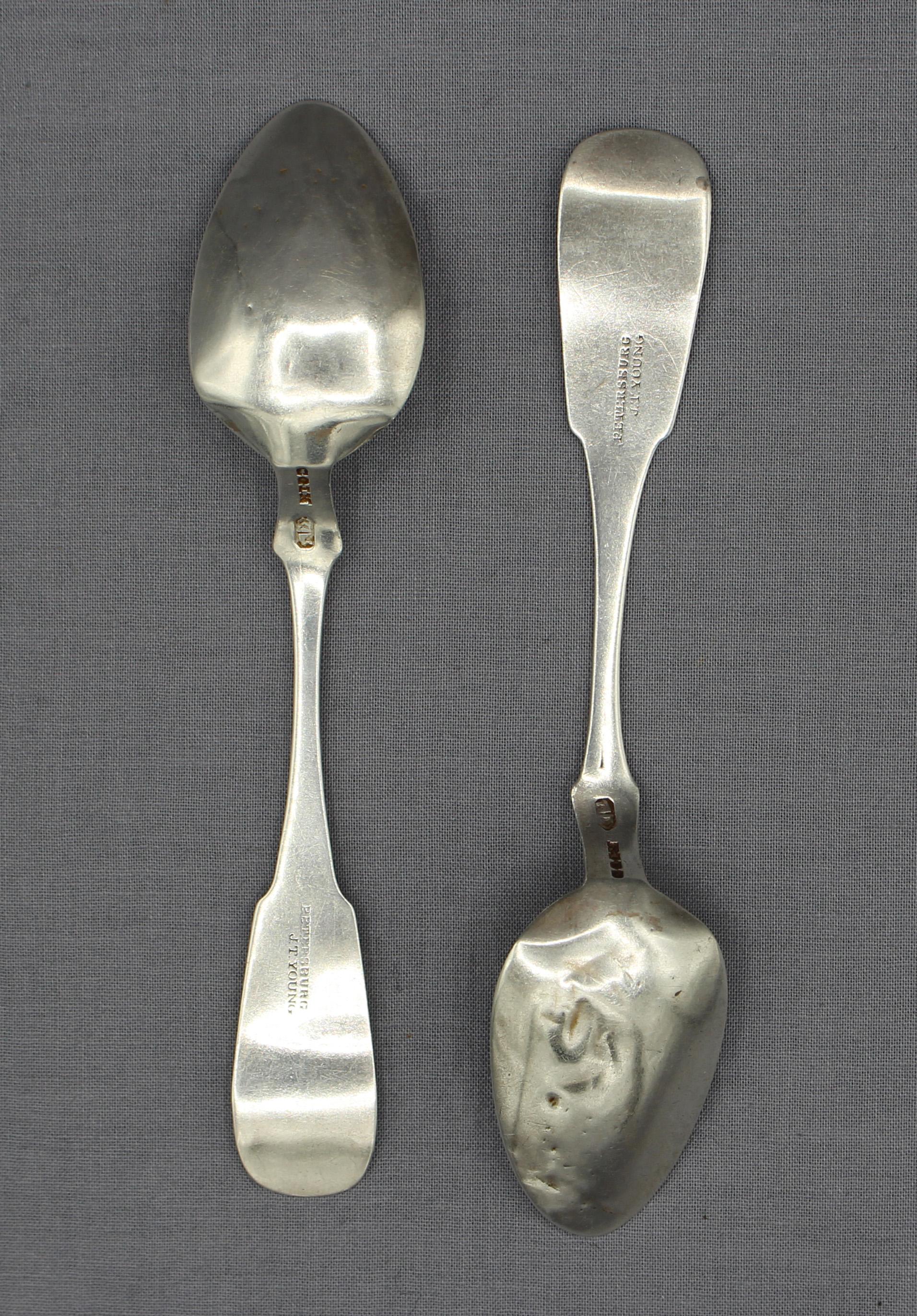 Coppia di cucchiaini in argento di J.T. della metà del XIX secolo. Young, Petersburg, VA. Design/One. Con i marchi chevron/moneta di James Watts, Filadelfia. James Thomas Young, 1825-1892. Aveva una fiorente attività di vendita di argento e gioielli