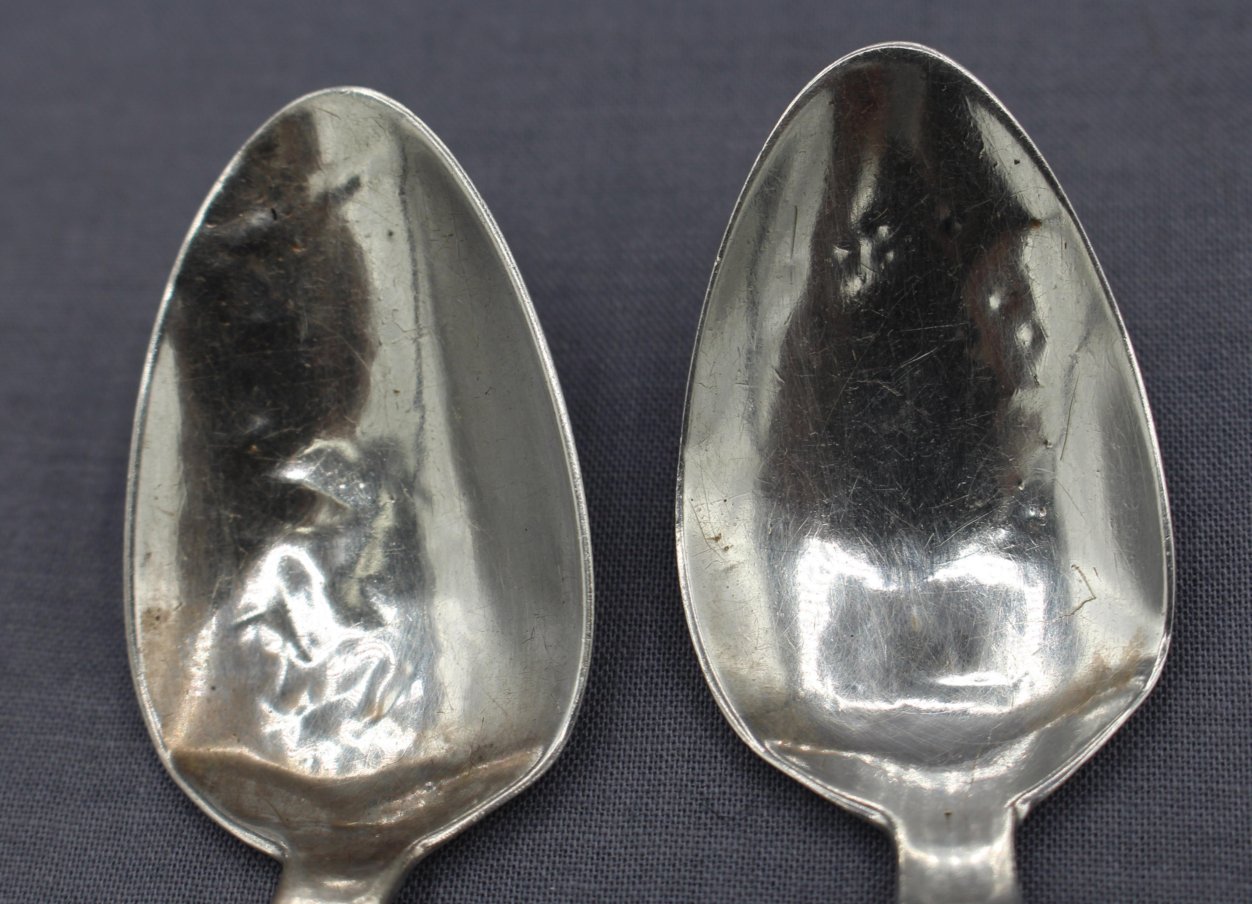 Coppia di cucchiaini d'argento di J.T. della metà del XIX secolo. Giovane in vendita 2