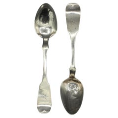 Pareja de cucharillas de té de plata acuñada americana de mediados del siglo XIX por J.T. Joven