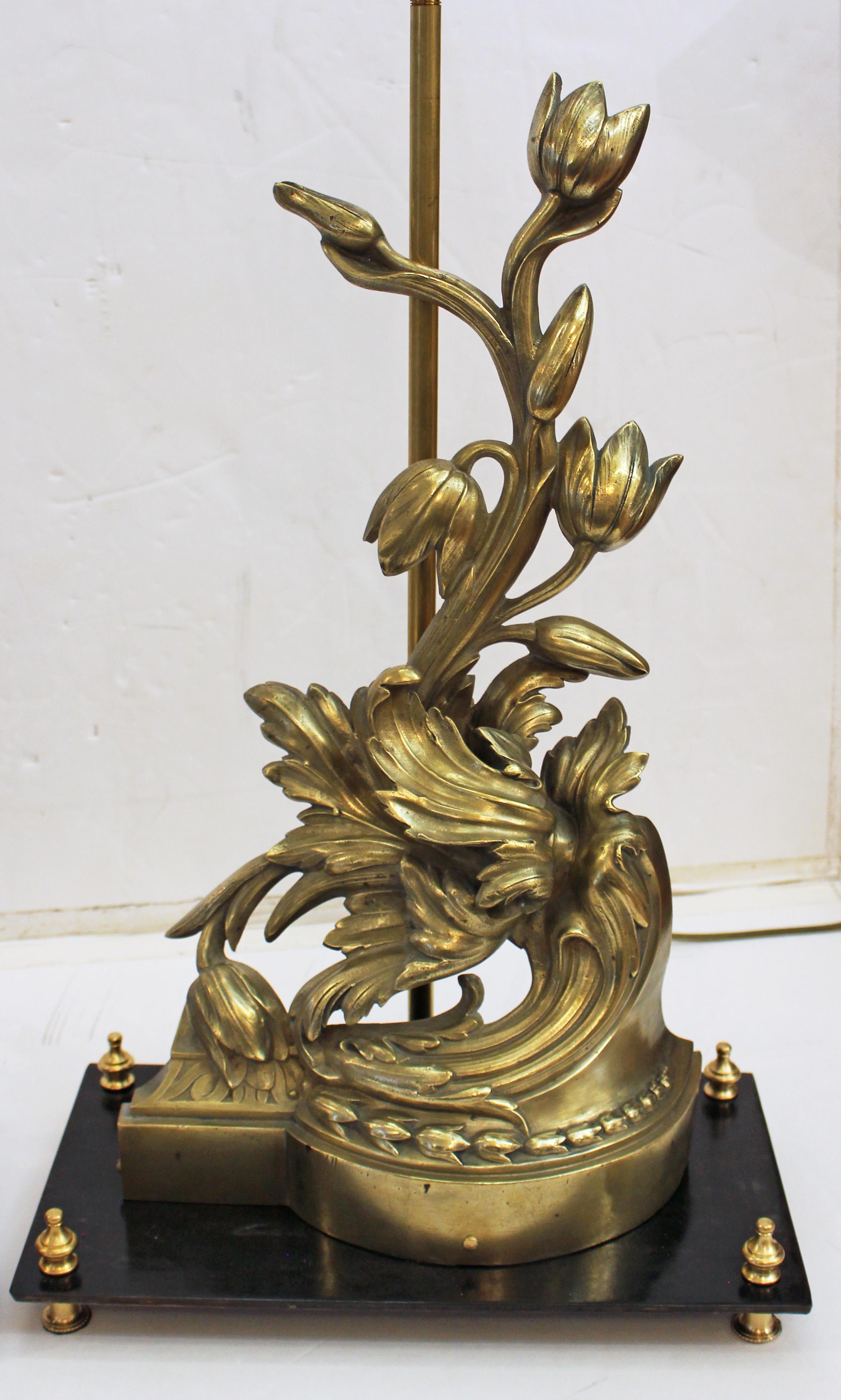 Pareja de chenets franceses de bronce de mediados del siglo XIX montados como lámparas. Escultura de exuberante diseño rococó con bordes florales, hojas de acanto y flores de campana. Ahora montadas como un par de lámparas sobre bases personalizadas