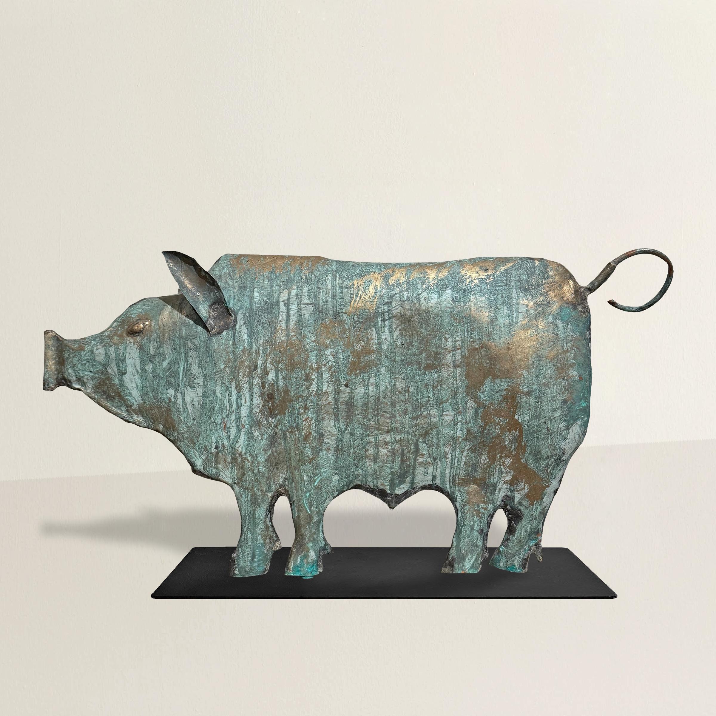Cette girouette en cuivre du milieu et de la fin du XXe siècle est pleine de charme et de caractère, avec une silhouette forte et graphique qui capture l'essence de cette icône bien-aimée de la basse-cour. Le profil du cochon présente un museau