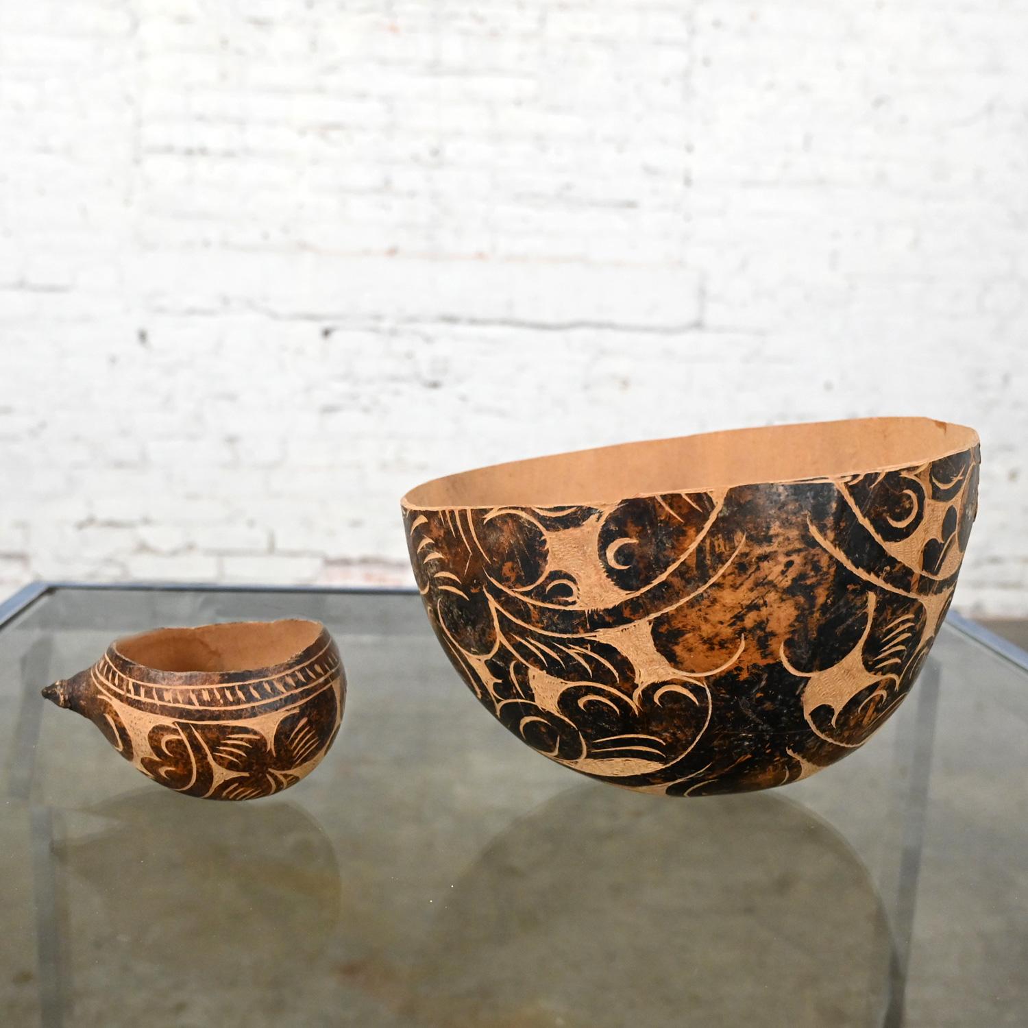 Milieu - Fin du 20e siècle Amérique du Sud Tribal Gourd Bowls Hand Carved Floral  en vente 4
