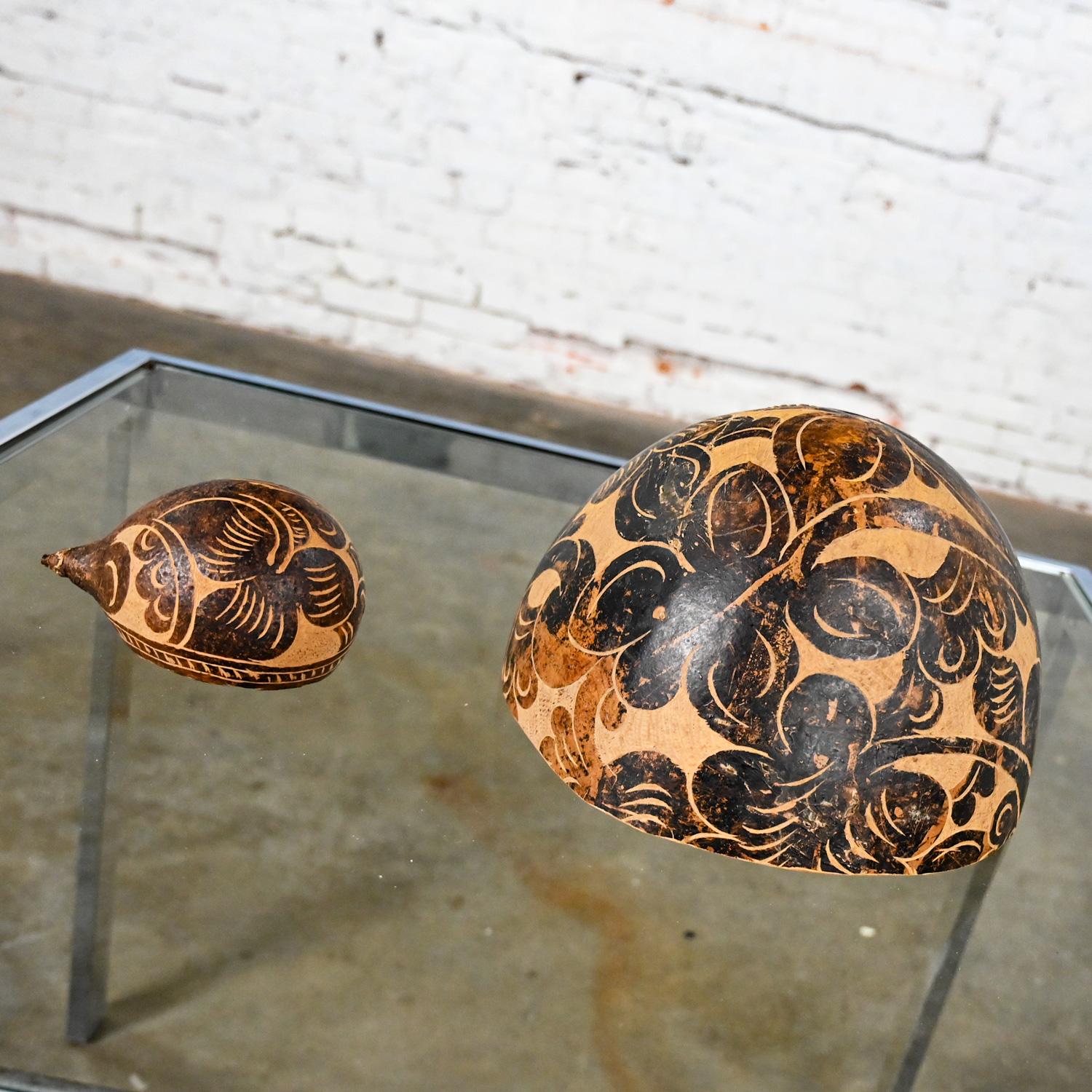 Milieu - Fin du 20e siècle Amérique du Sud Tribal Gourd Bowls Hand Carved Floral  en vente 5