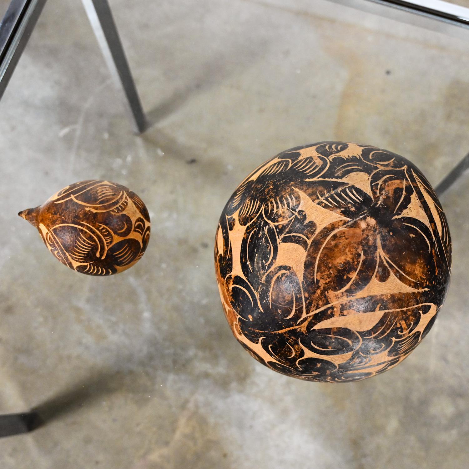 Milieu - Fin du 20e siècle Amérique du Sud Tribal Gourd Bowls Hand Carved Floral  en vente 9