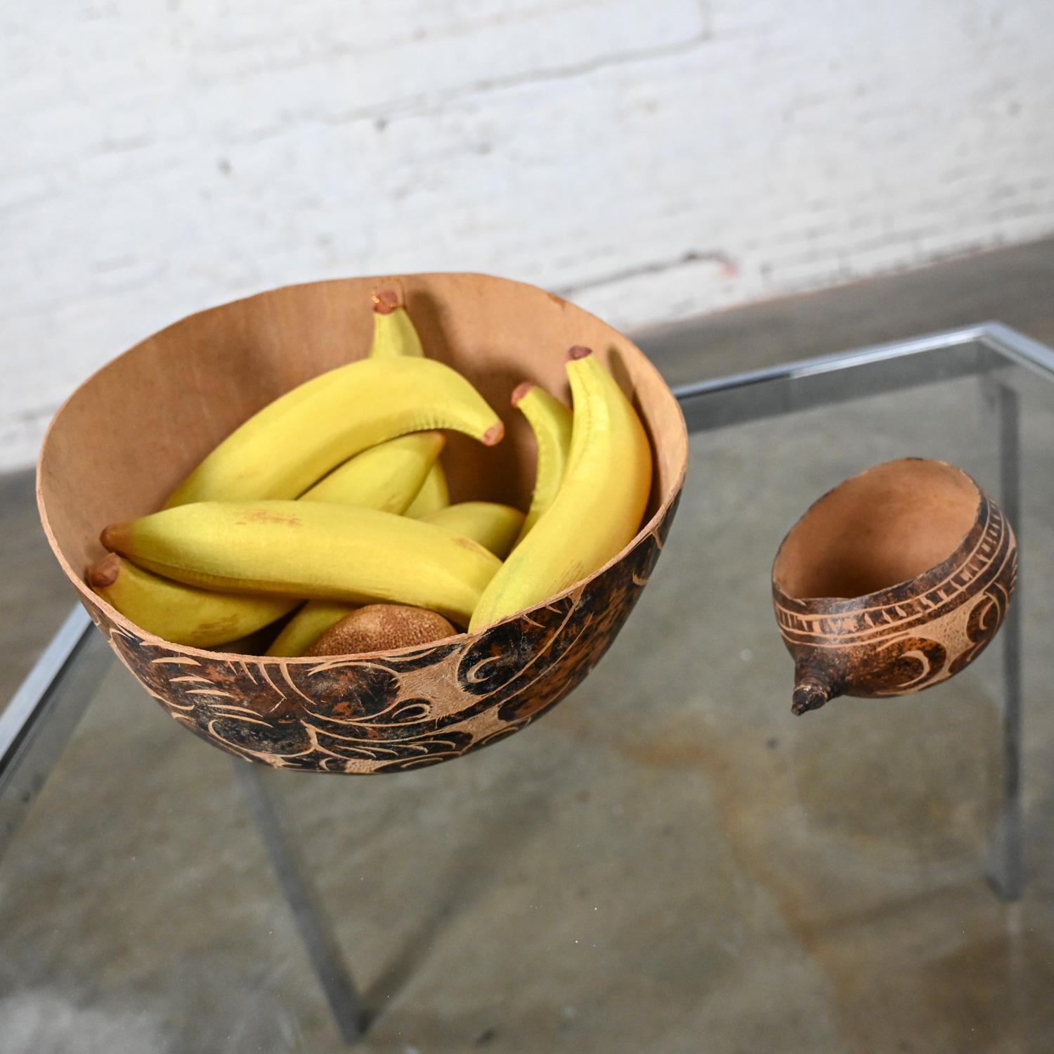 Milieu - Fin du 20e siècle Amérique du Sud Tribal Gourd Bowls Hand Carved Floral  Bon état - En vente à Topeka, KS