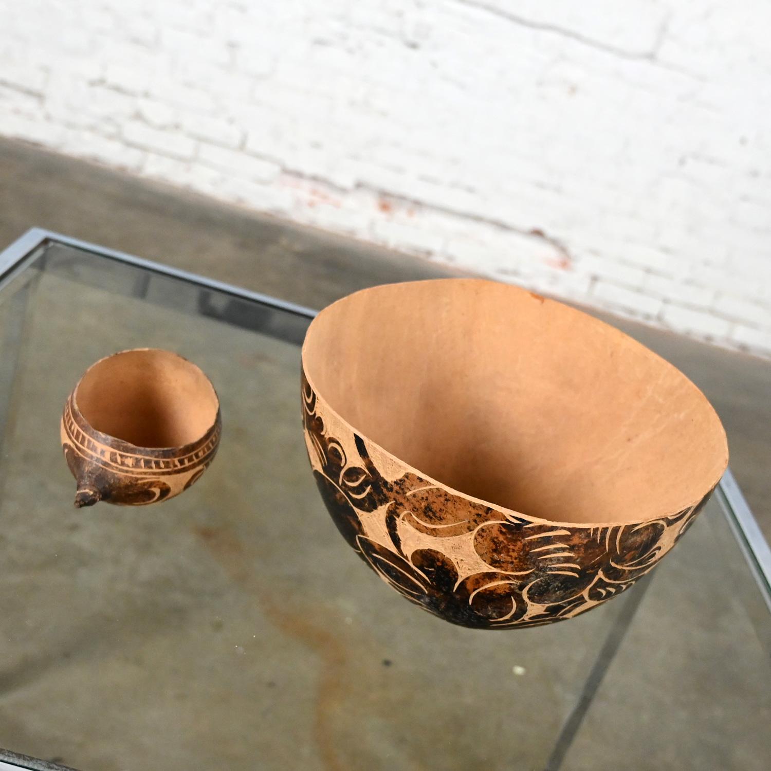 20ième siècle Milieu - Fin du 20e siècle Amérique du Sud Tribal Gourd Bowls Hand Carved Floral  en vente