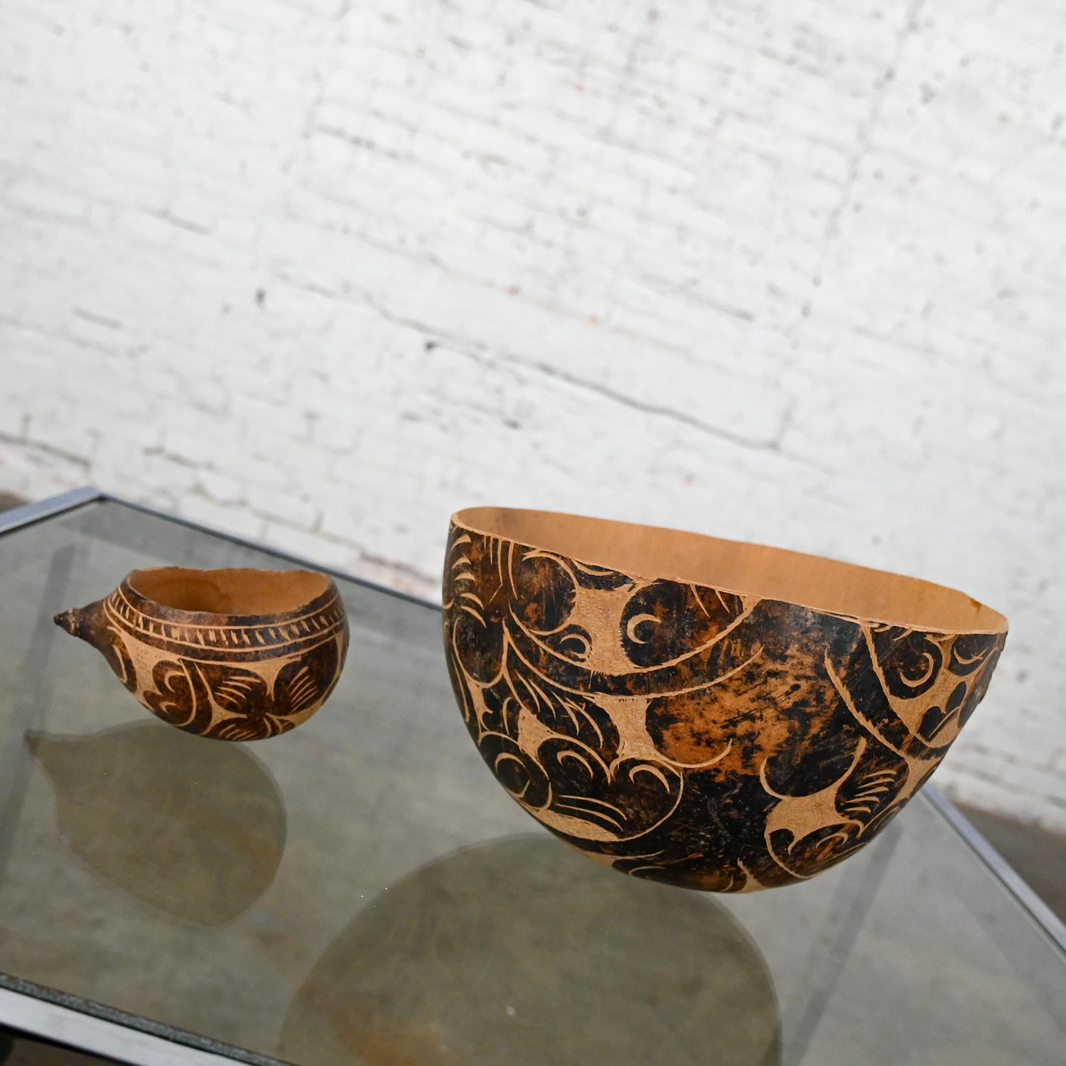 Milieu - Fin du 20e siècle Amérique du Sud Tribal Gourd Bowls Hand Carved Floral  en vente 1