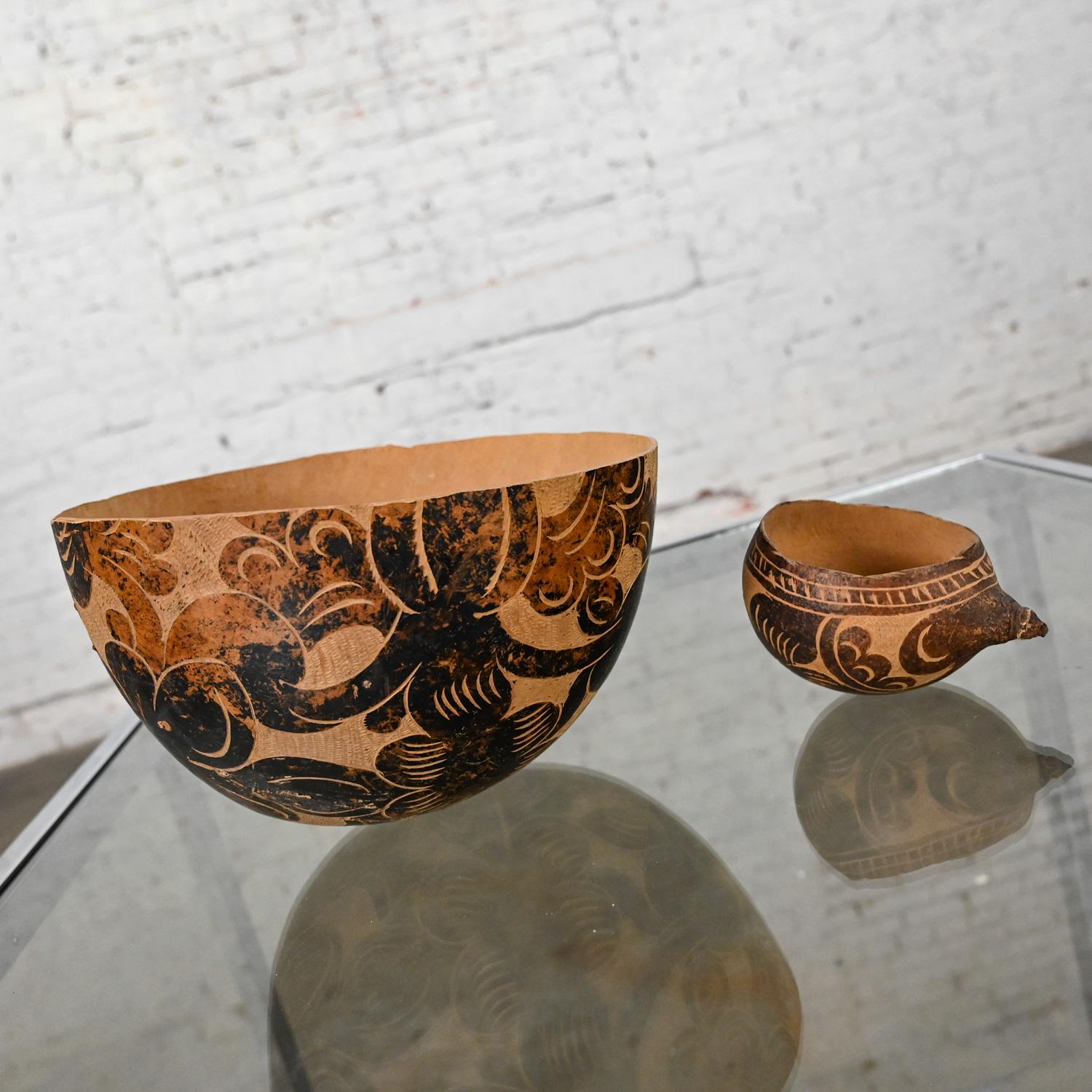 Milieu - Fin du 20e siècle Amérique du Sud Tribal Gourd Bowls Hand Carved Floral  en vente 3