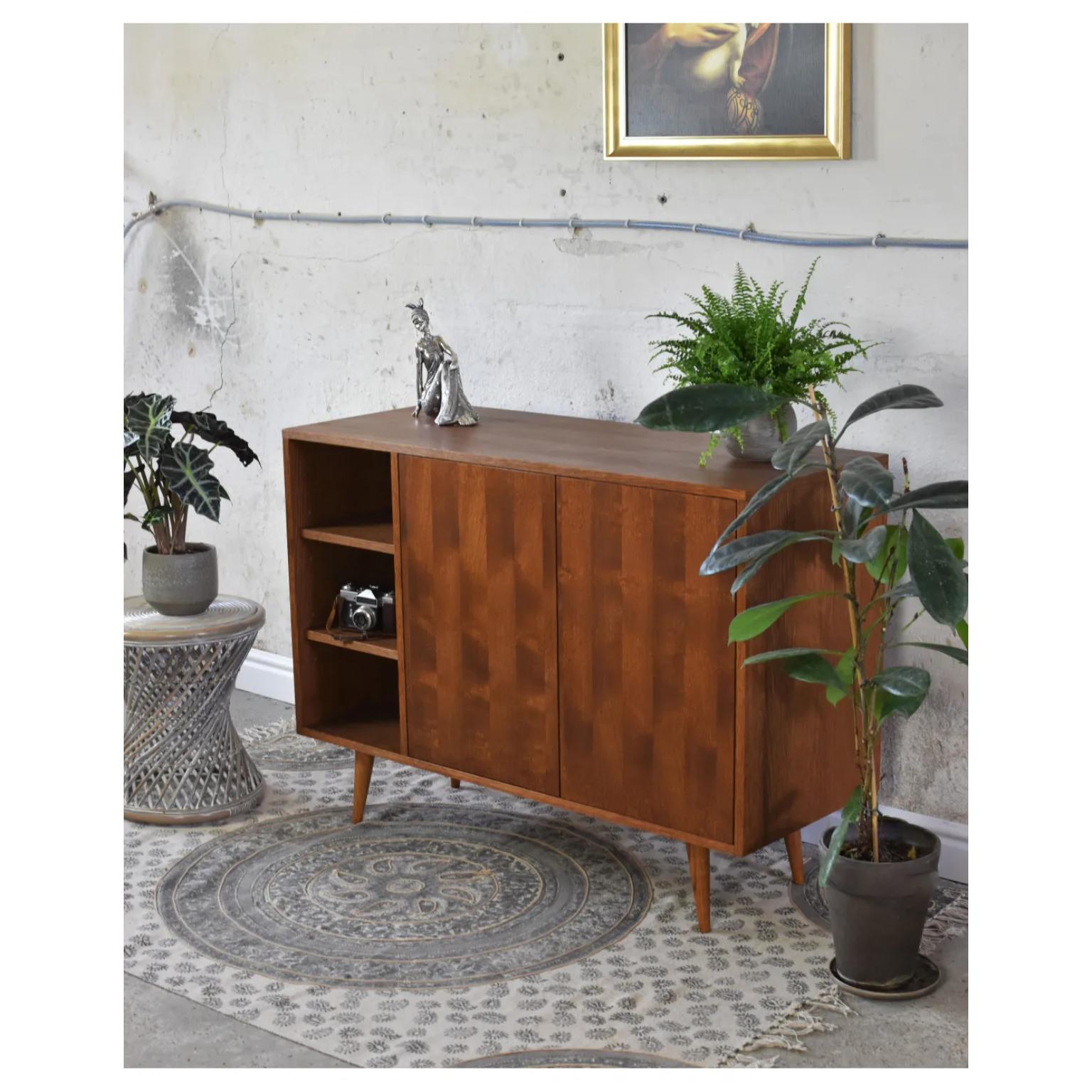 Meuble de rangement moyen et moyen par Pastform
Dimensions : D 40 x L 120 x H 85 cm.
MATERIAL : Bois teinté et verni.

Disponible en différentes couleurs de bois : Whisky, Rhum, BPA, Nobel, Brandy, Schwarz, Honey, Cognac, Dark Brown, Nevada et