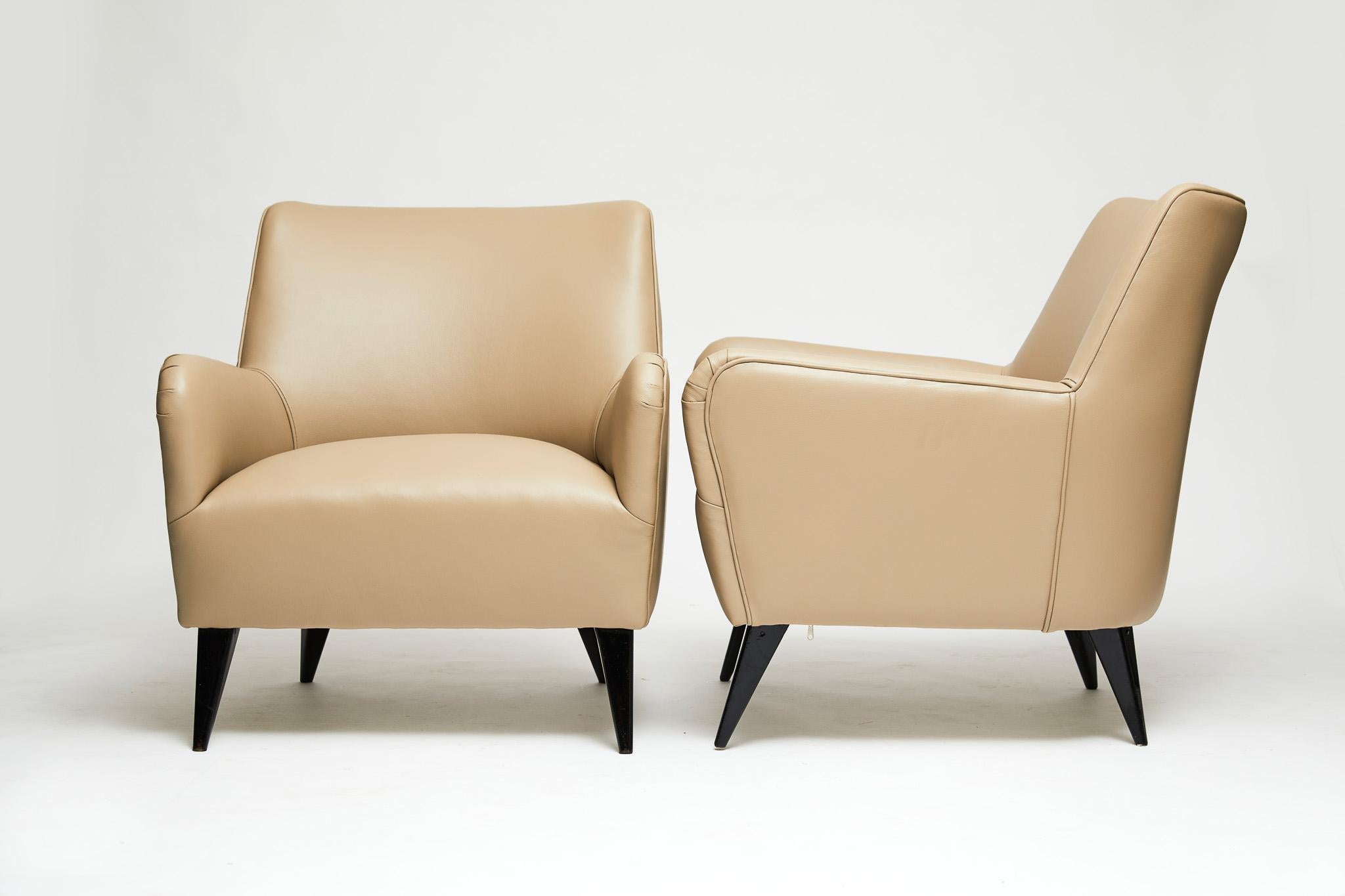Hand-Crafted Mid-Century Modern Armchairs in Leather & Wood by Joaquim Tenreiro, 1955, Brazil For Sale