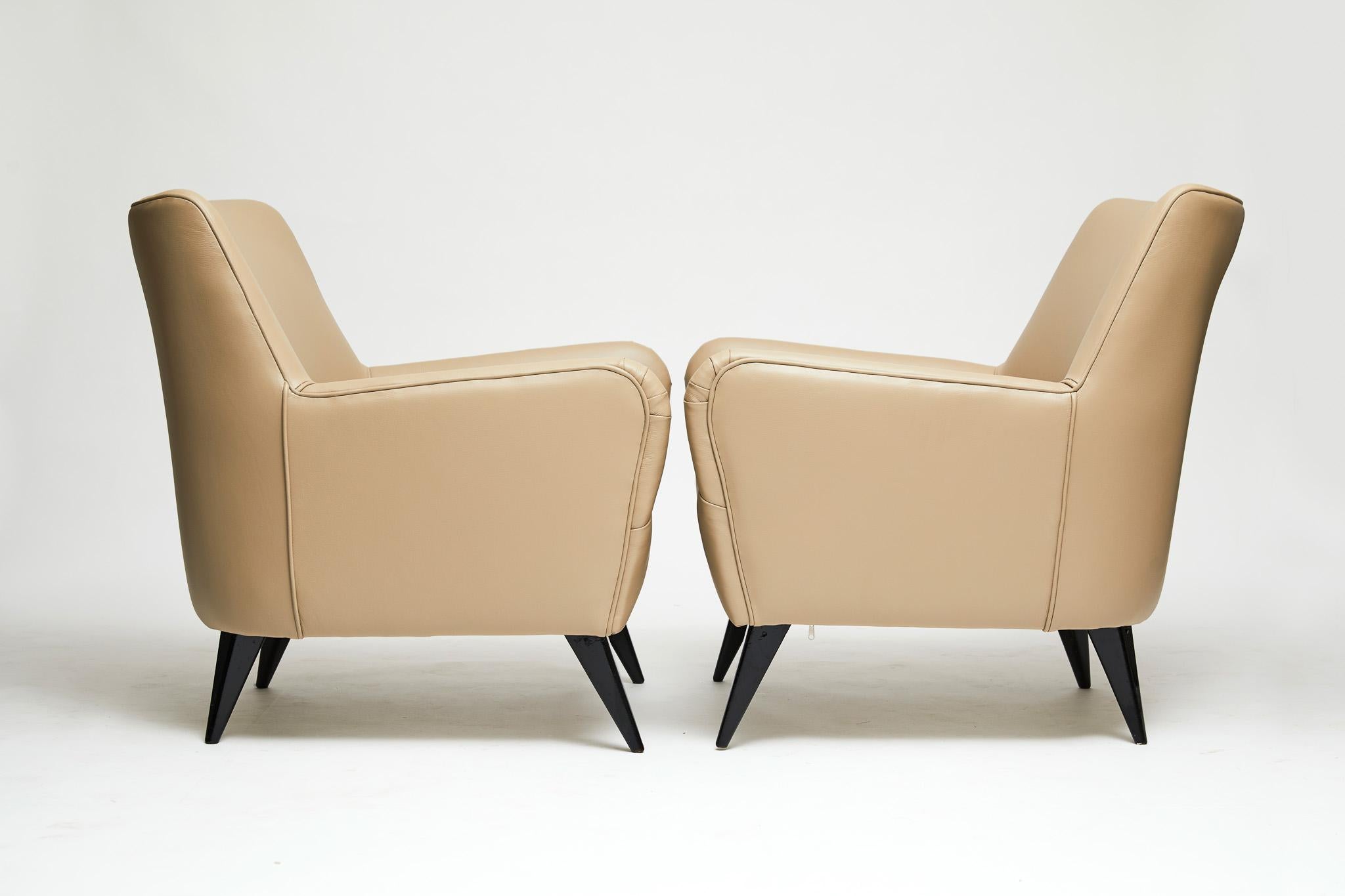 20th Century Mid-Century Modern Armchairs in Leather & Wood by Joaquim Tenreiro, 1955, Brazil For Sale
