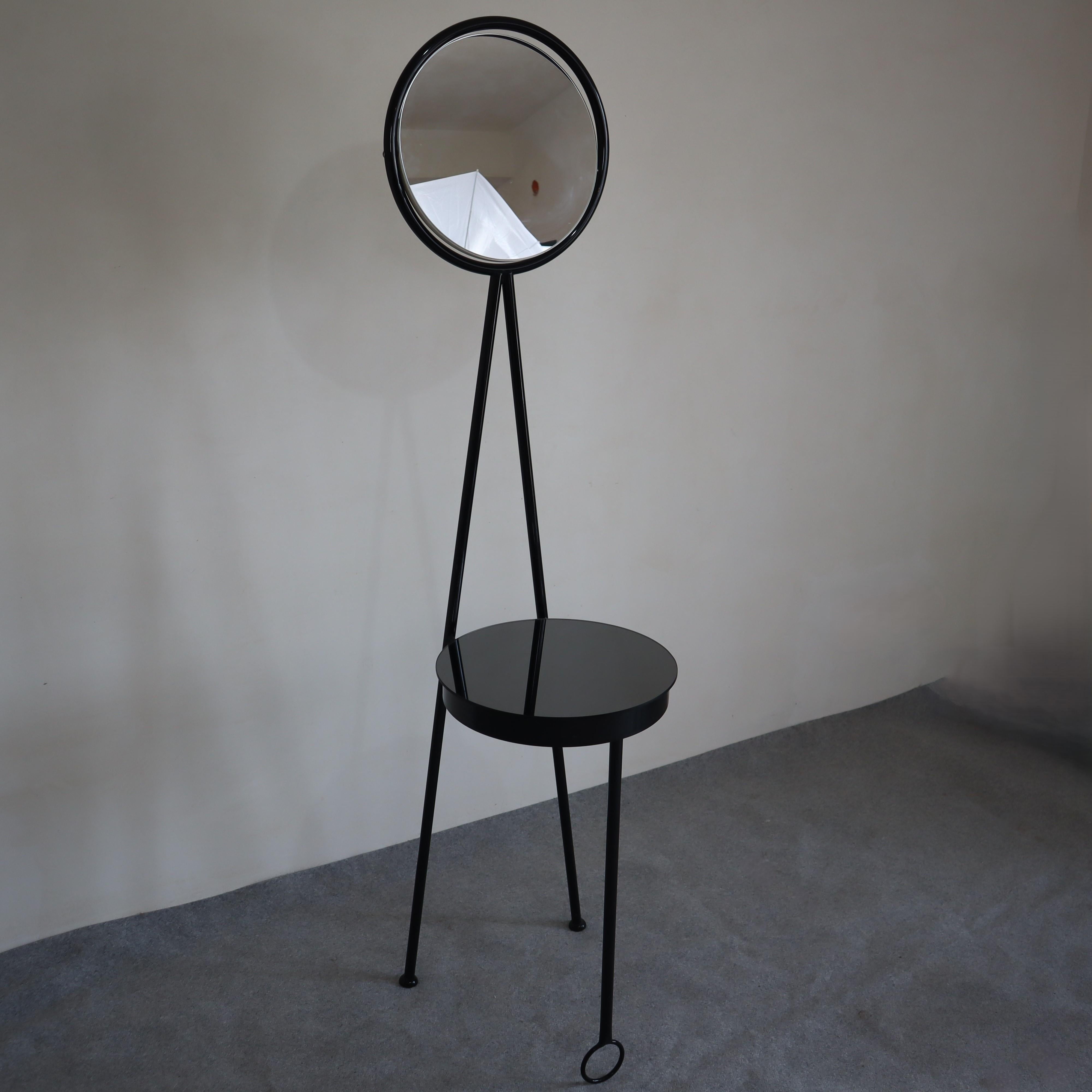 Table de toilette moderne du milieu du siècle dernier style Philippe Starck, Italie, années 1990
Cette table de toilette noire et blanche moderne du milieu du siècle, inspirée du design emblématique de Philippe Starck, incarne l'élégance et la
