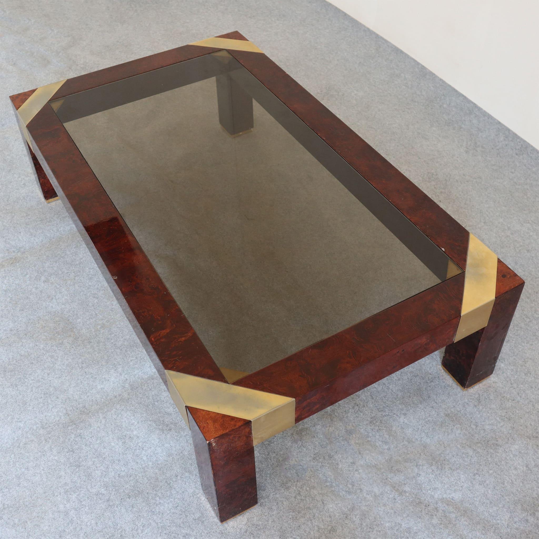 Table basse en bois de bruyère et laiton de Jean Claude Mahey, 1970

Rehaussez votre espace de vie avec cette superbe table basse de Jean Claude Mahey, emblème du design français des années 1970. Fabriquée en bois de bruyère luxueux avec d'élégants