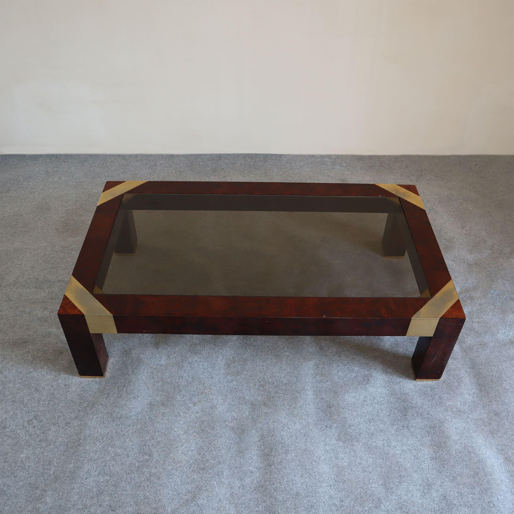 Table basse du milieu du siècle dernier en bois de poirier et laiton de Jean Claude Mahey, 1970 Bon état - En vente à Nicolosi, IT