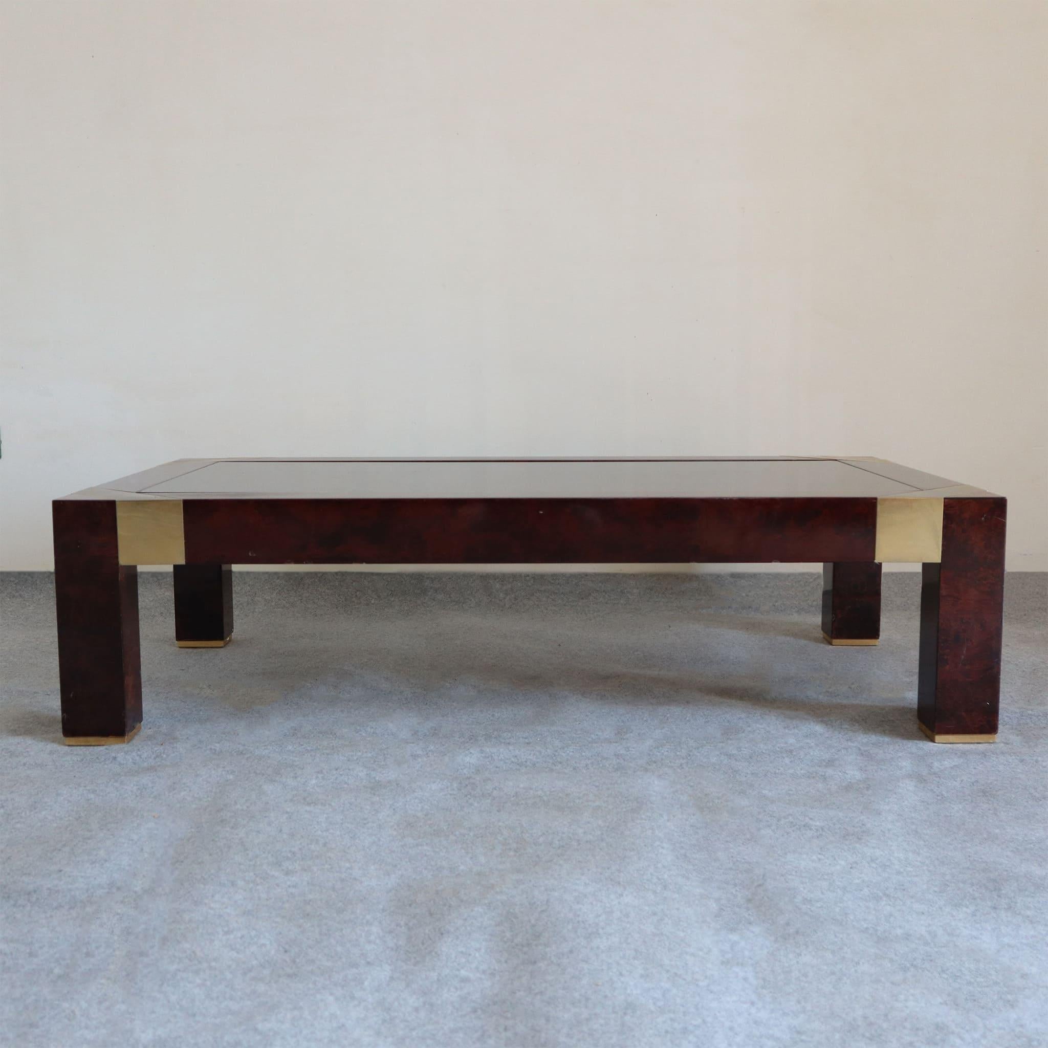 Français Table basse du milieu du siècle dernier en bois de poirier et laiton de Jean Claude Mahey, 1970 en vente
