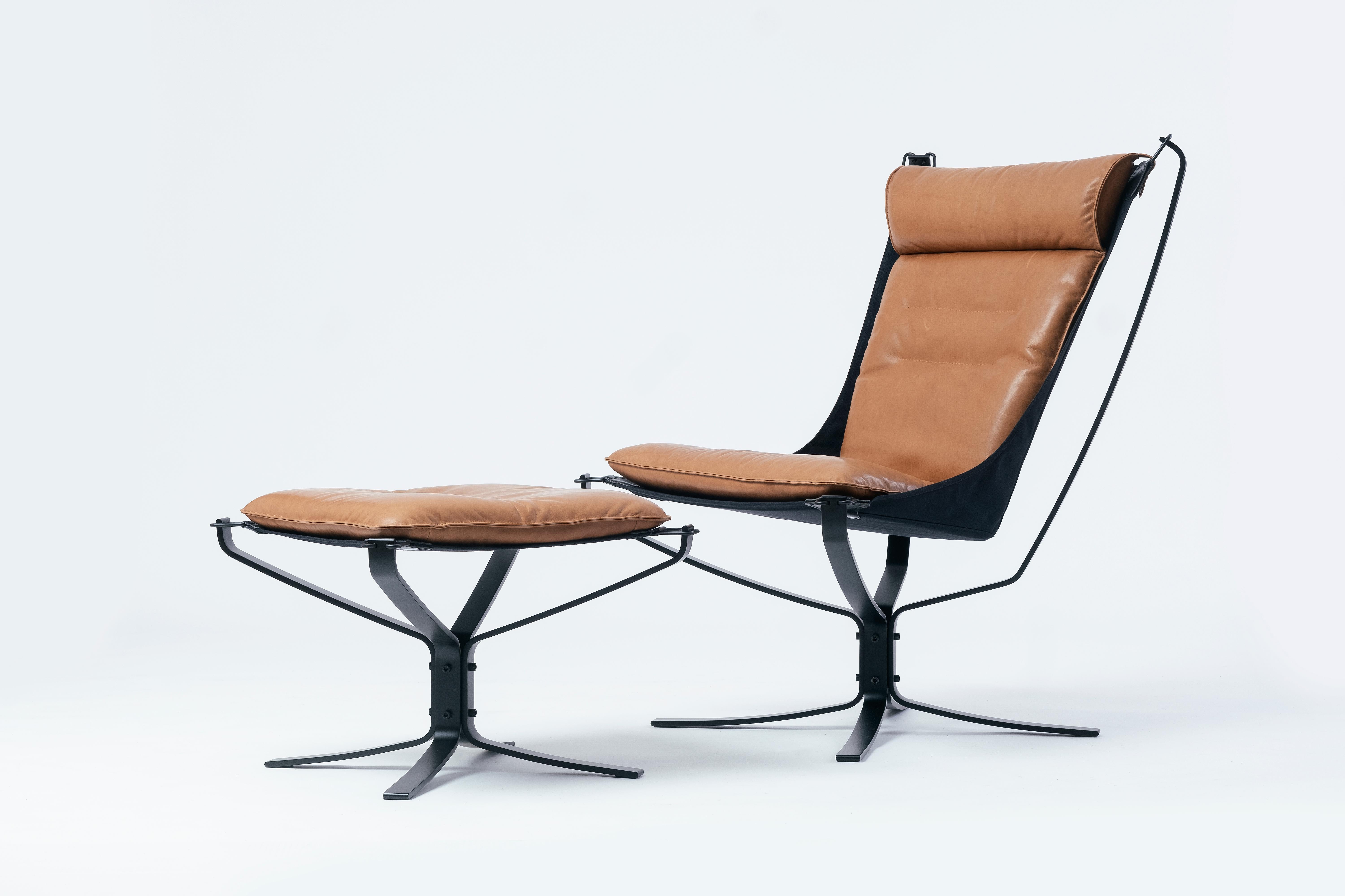 Mid-Century Modern falcon phoenix loungechair, hight back by Ingmar Relling. New edition. Elegant and timeless
The story started in 1971 when Sigurd Resell designed the chair, drawing great inspiration from the hammock. The chair’s hanging