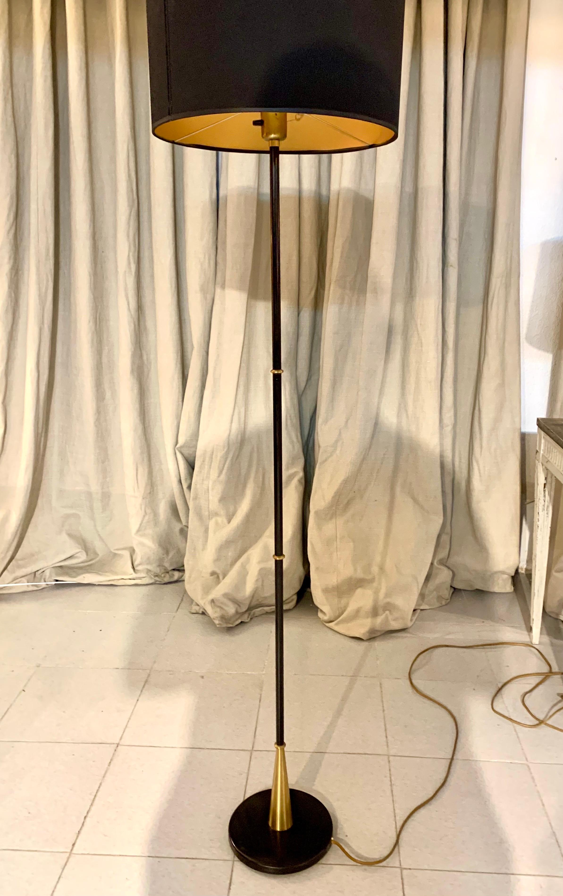 Lampadaire mi-siècle moderne en laiton et métal laqué d' Einar Backstrom en vente 2