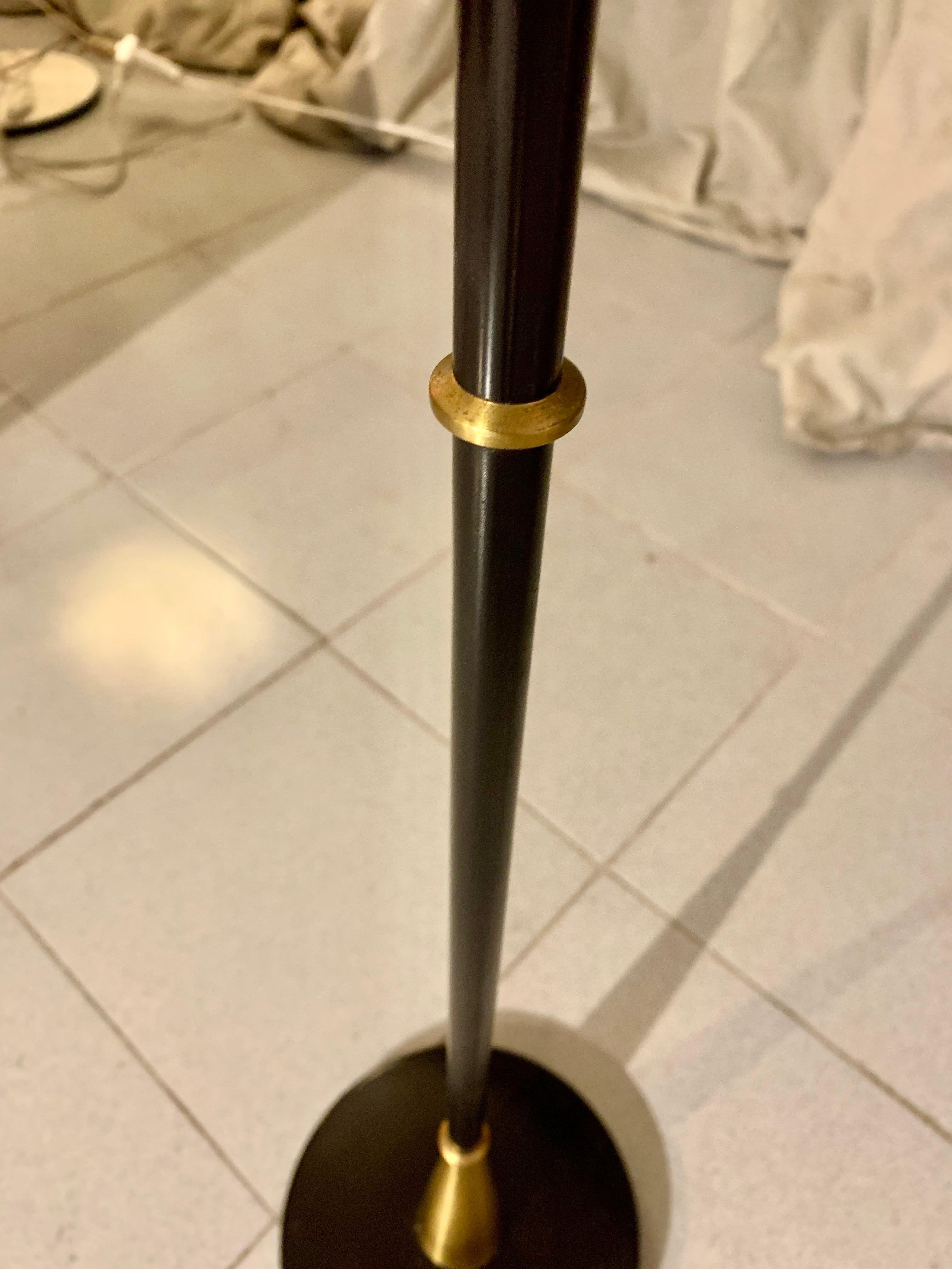 Lampadaire mi-siècle moderne en laiton et métal laqué d' Einar Backstrom en vente 3