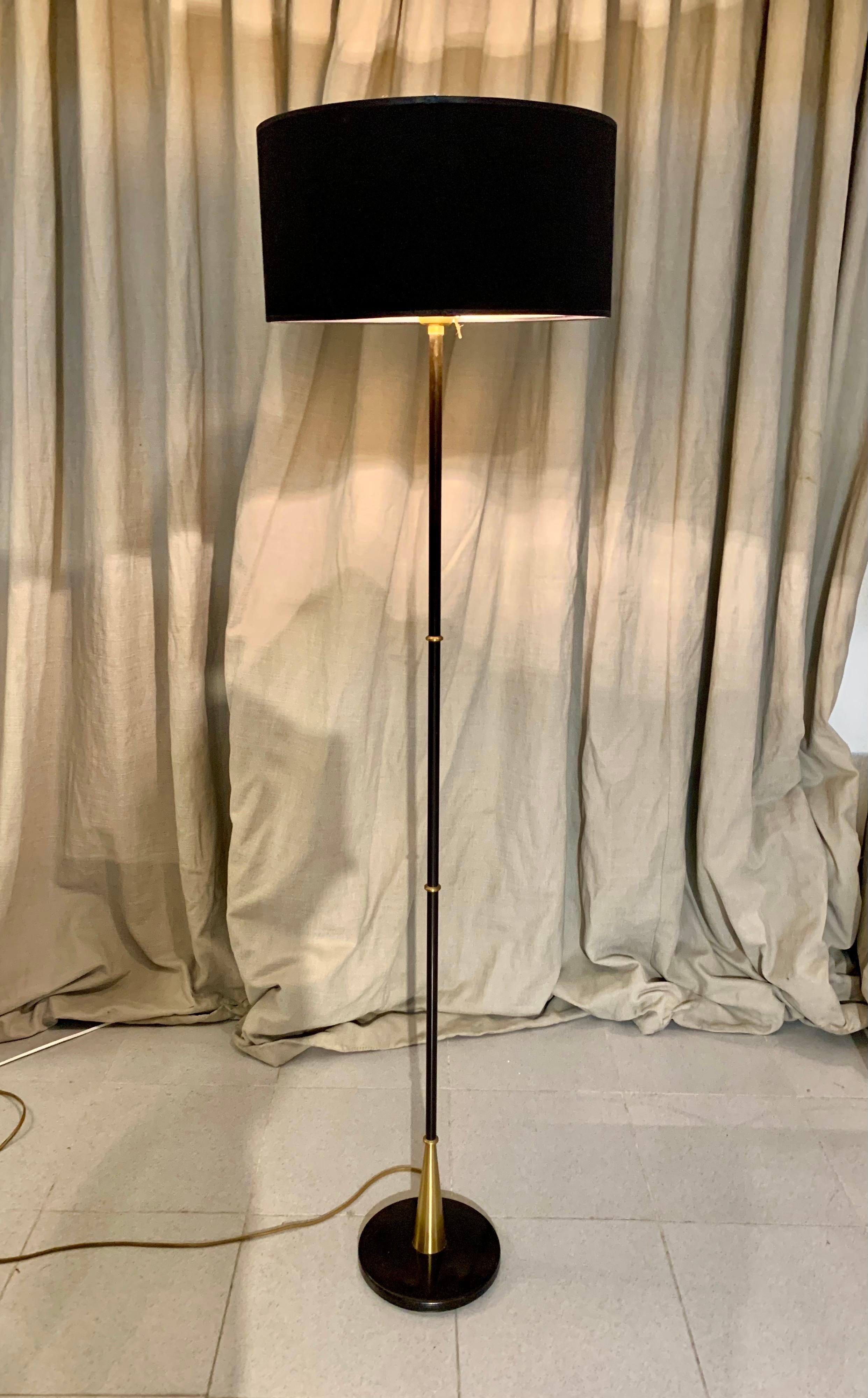 Lampadaire mi-siècle moderne en laiton et métal laqué d' Einar Backstrom en vente 4